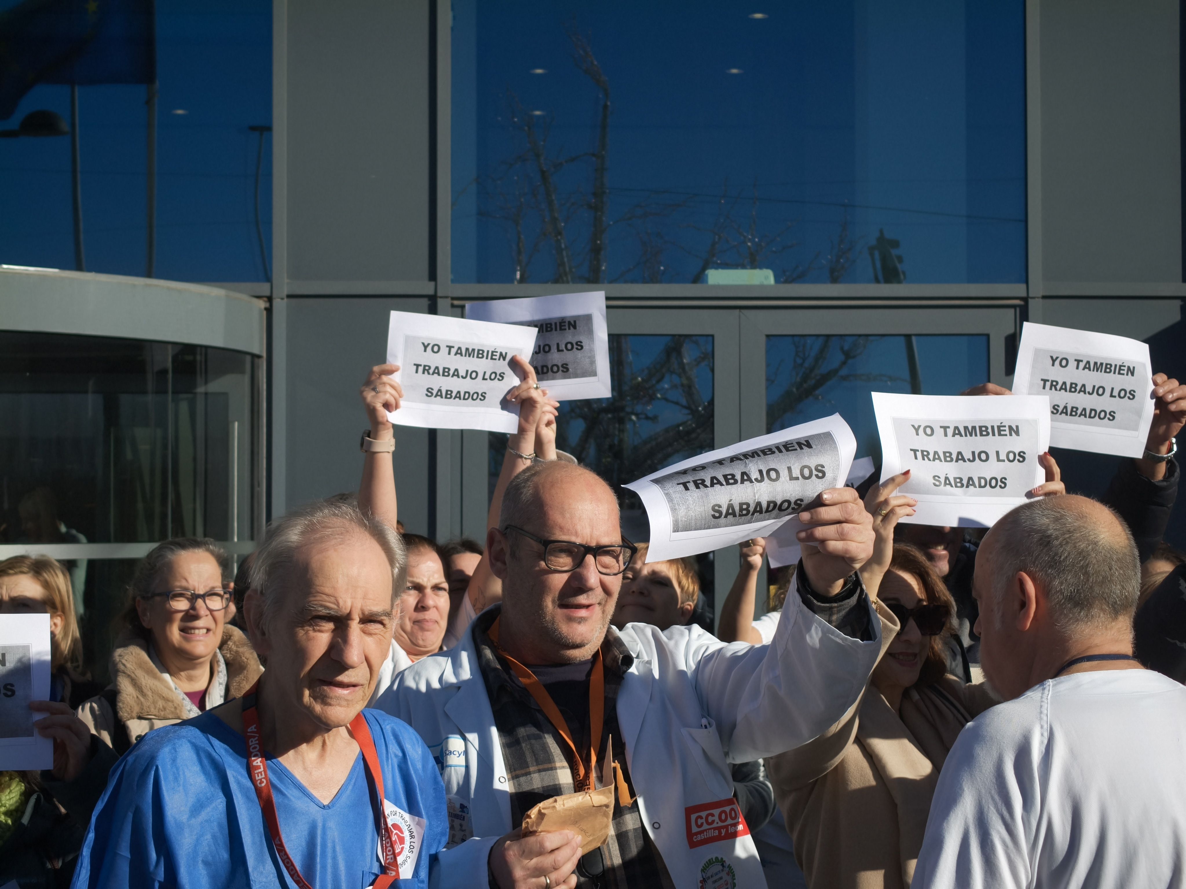 Concentración de personal no sanitario en el hospital de Salamanca