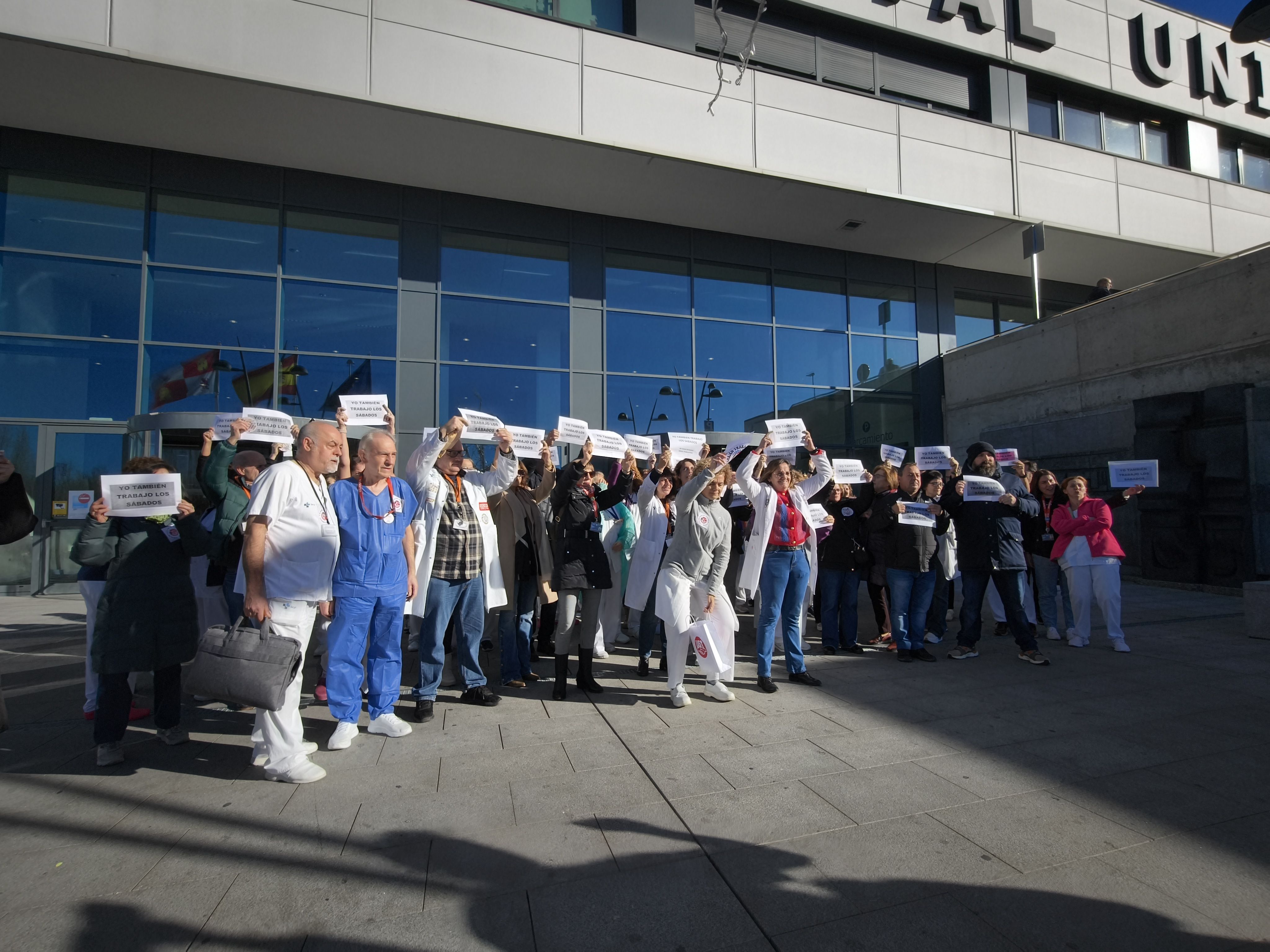 Concentración de personal no sanitario en el hospital de Salamanca