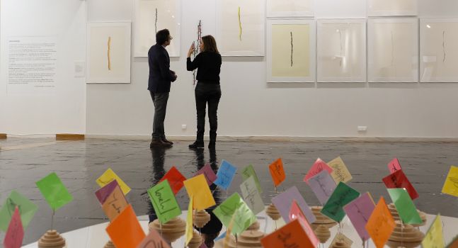 El rector Juan Manuel Corchado visita en el Museo de Salamanca la exposición de la catedrática de Bellas Artes Concha Sáez