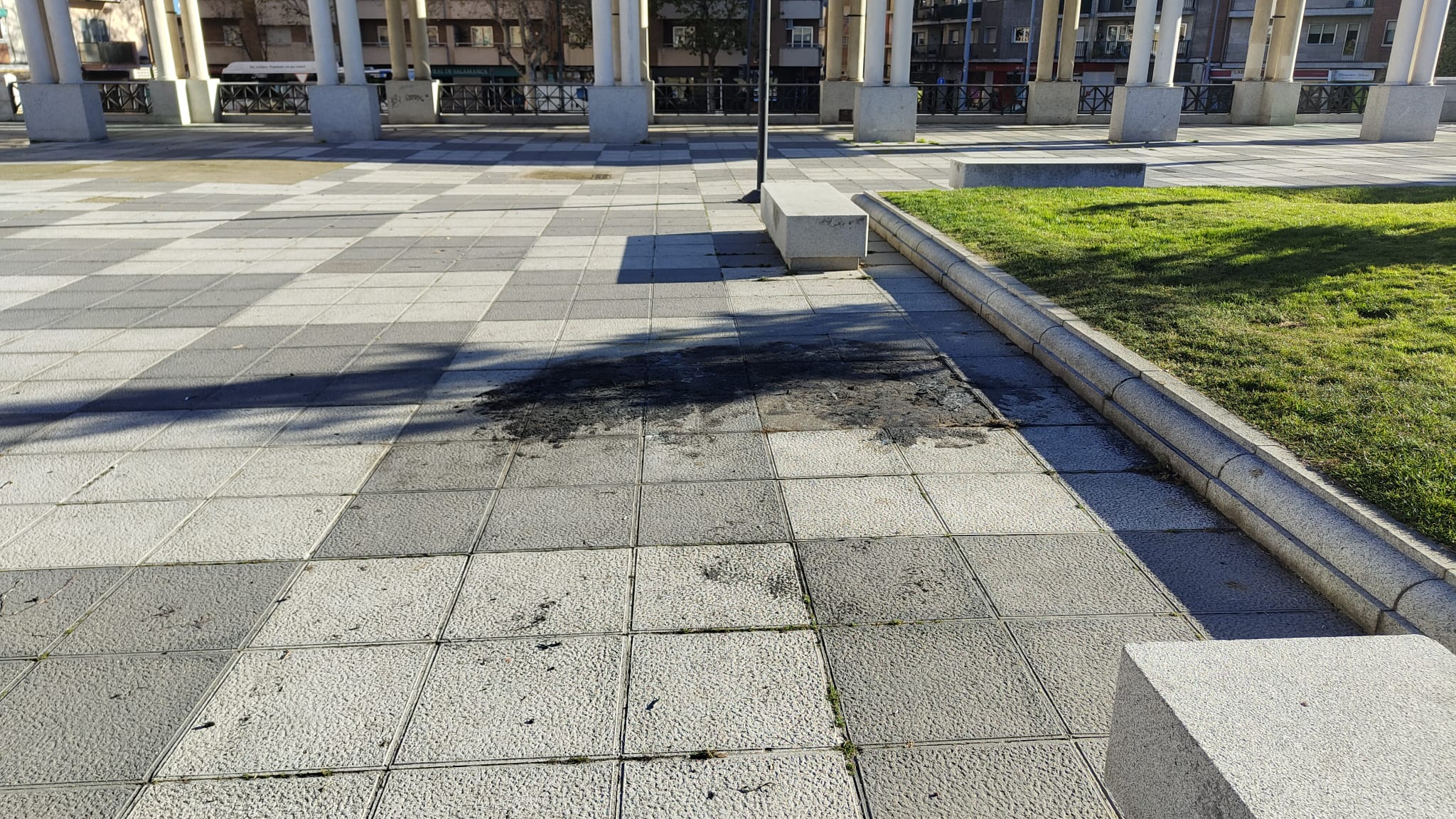 Restos calcinados de la quema del oso gigante de decoración navideña de la plaza del Museo del Comercio. Foto Míkel Antúnez