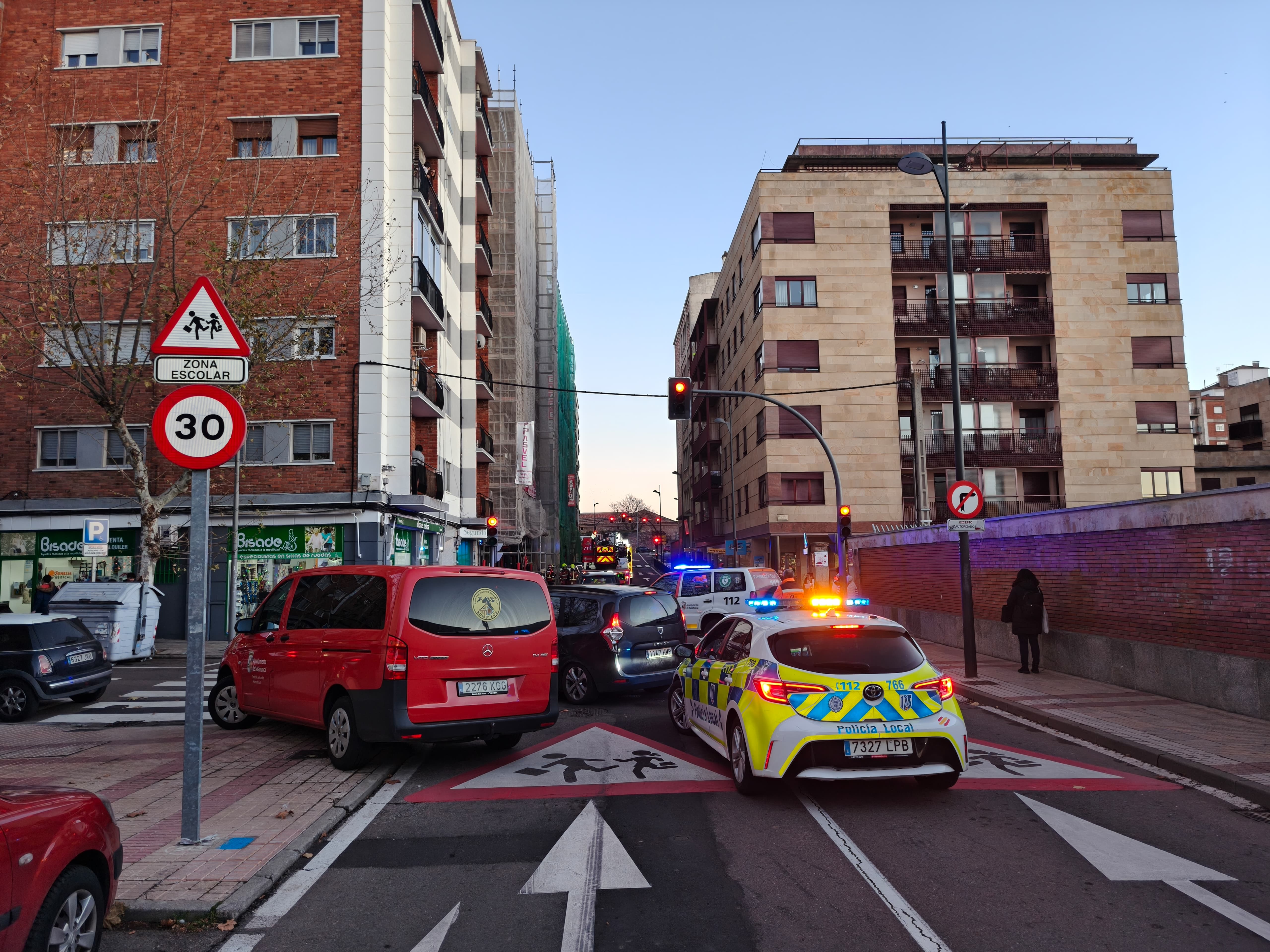  Incendio de unas macetas en una terraza Avenida de Maristas