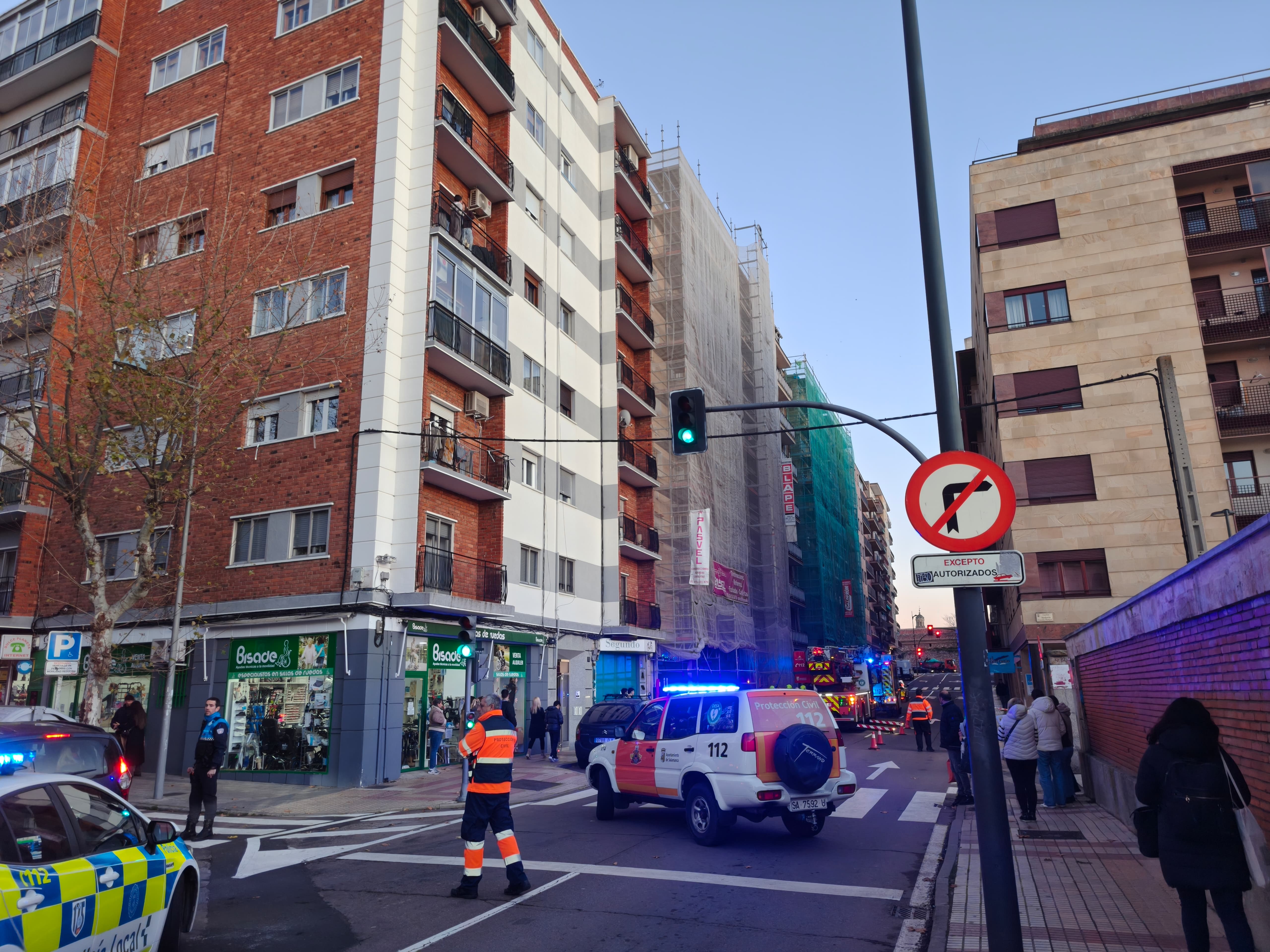  Incendio de unas macetas en una terraza Avenida de Maristas