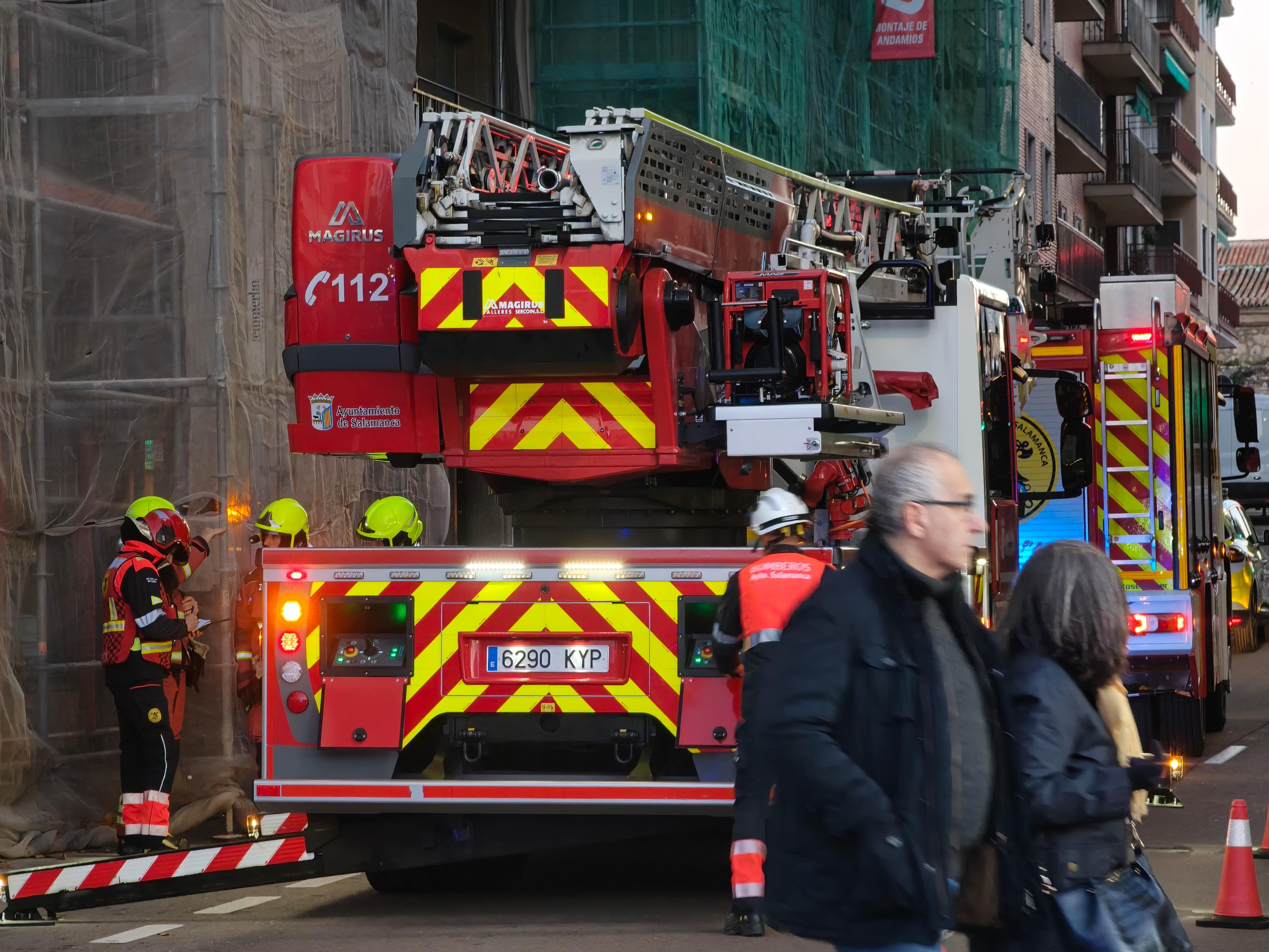  Incendio de unas macetas en una terraza Avenida de Maristas