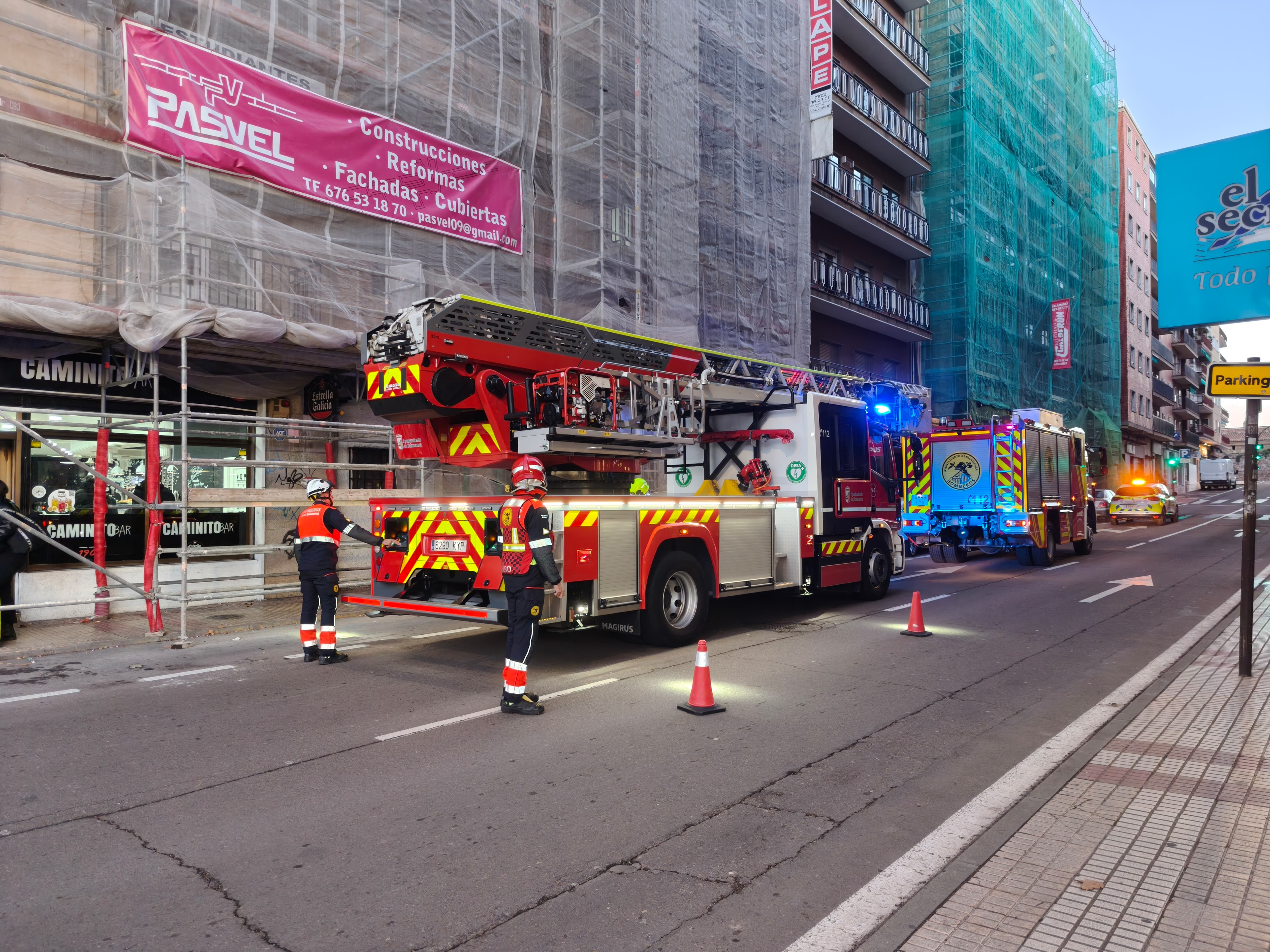  Incendio de unas macetas en una terraza Avenida de Maristas