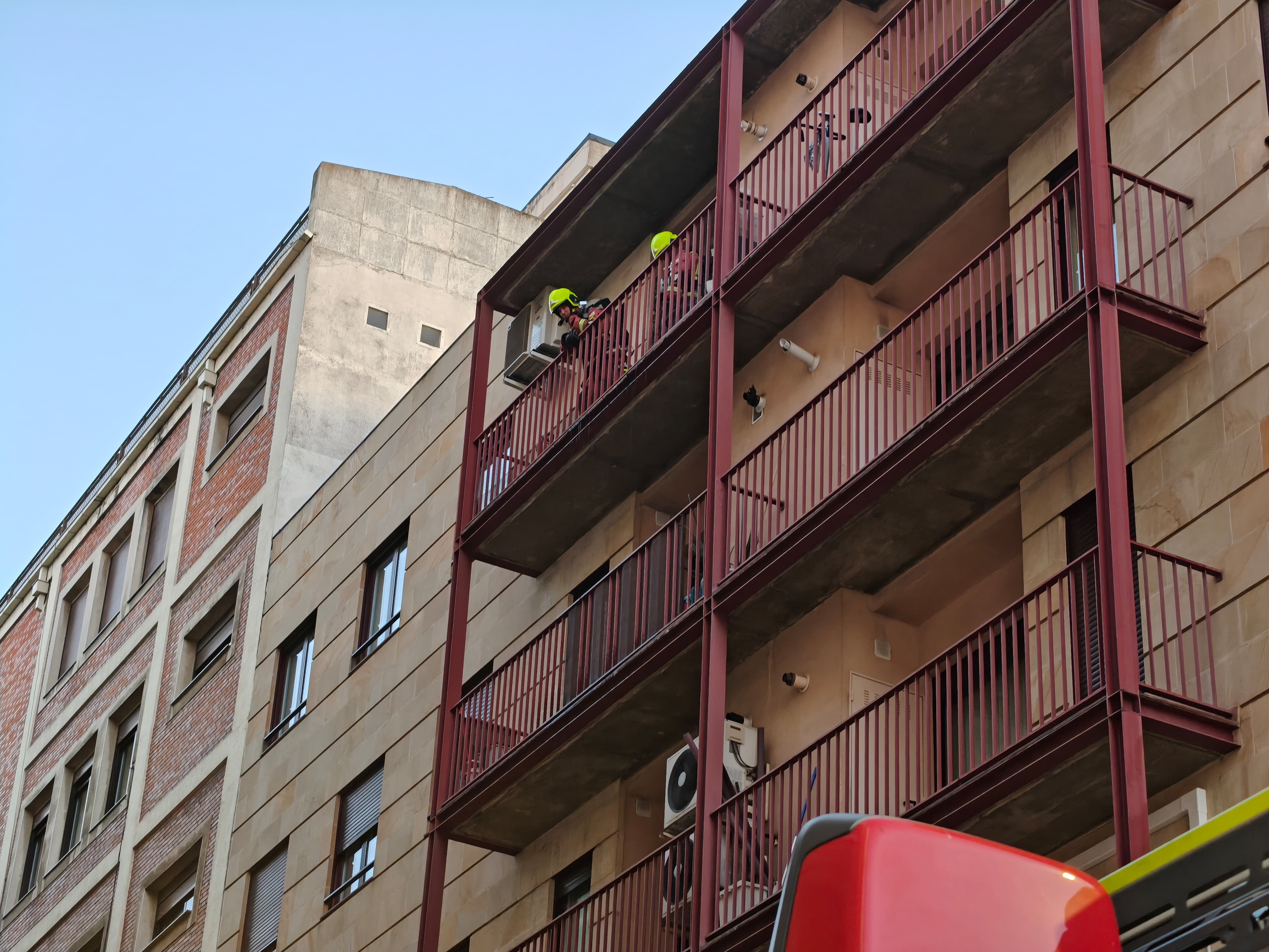 Cortada la avenida de Maristas por un incendio en una terraza 