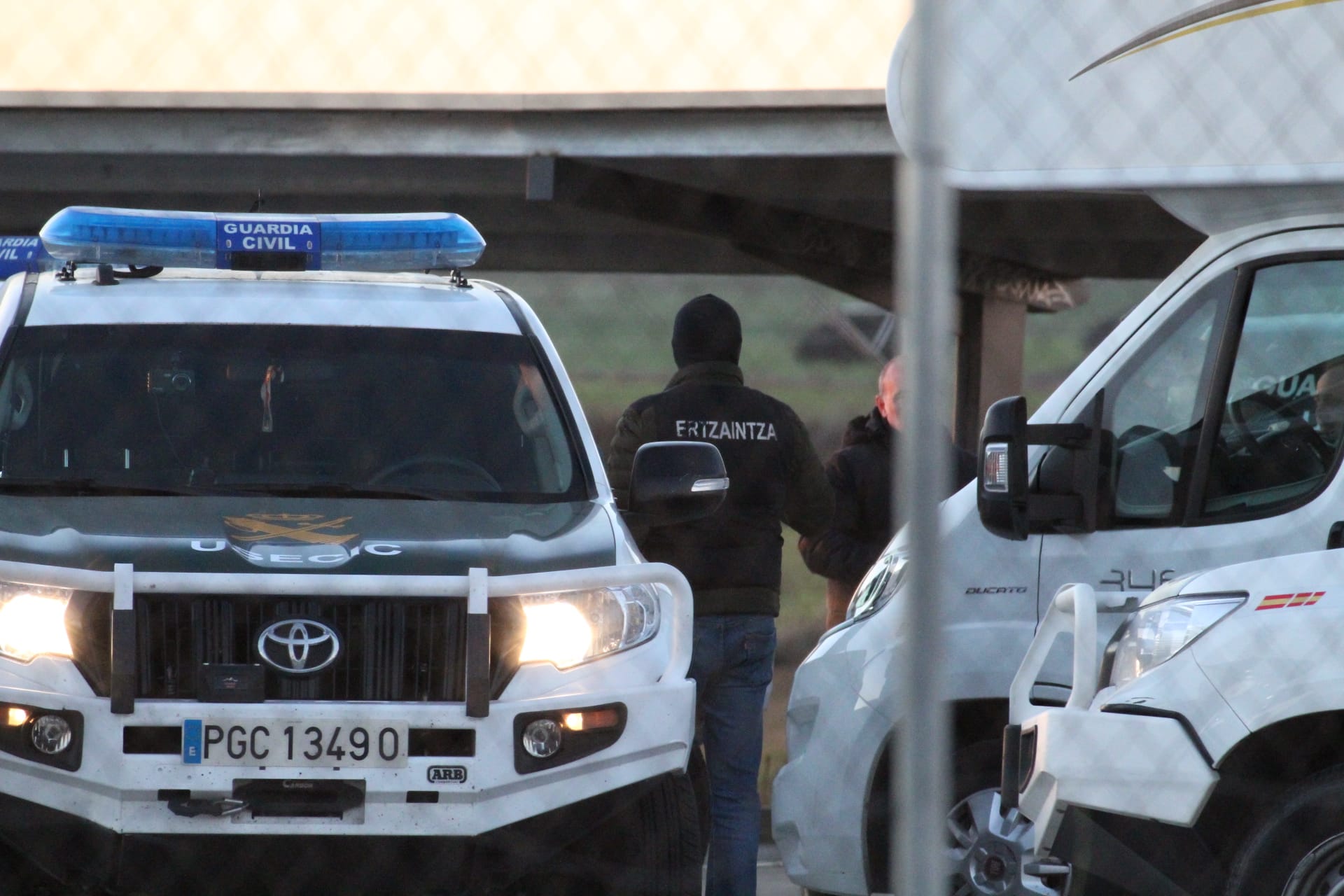 GALERÍA | Momento de la detención de tres hombres con una autocaravana ‘cargada de droga’ en una operación de Guardia Civil y Ertzaintza en Salamanca