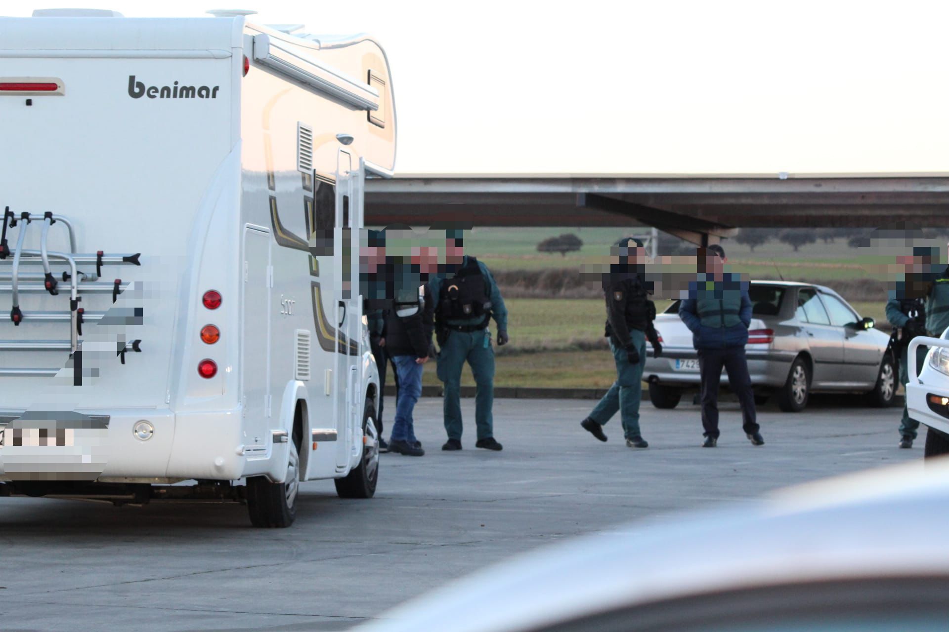 GALERÍA | Momento de la detención de tres hombres con una autocaravana ‘cargada de droga’ en una operación de Guardia Civil y Ertzaintza en Salamanca