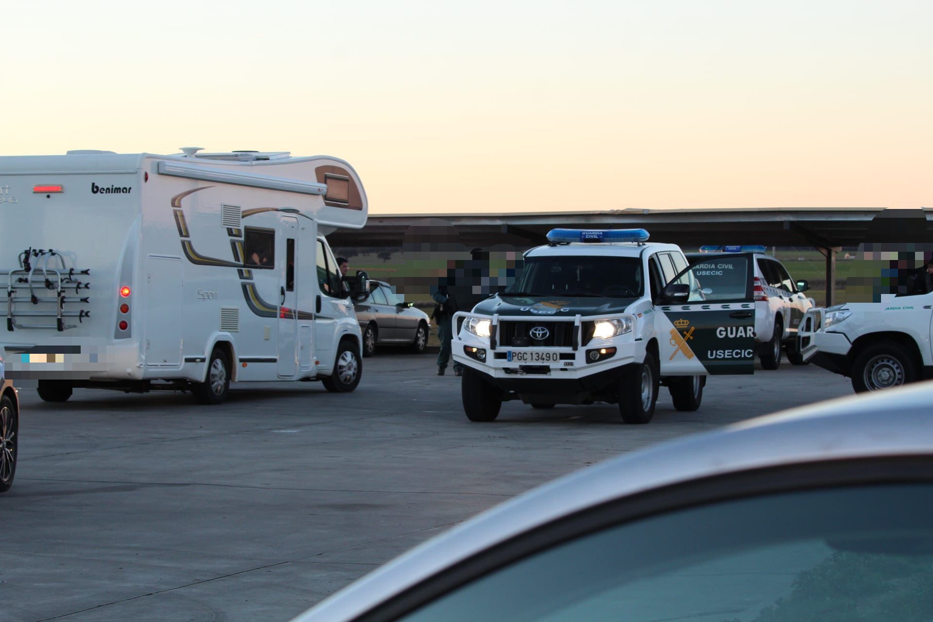 GALERÍA | Momento de la detención de tres hombres con una autocaravana ‘cargada de droga’ en una operación de Guardia Civil y Ertzaintza en Salamanca