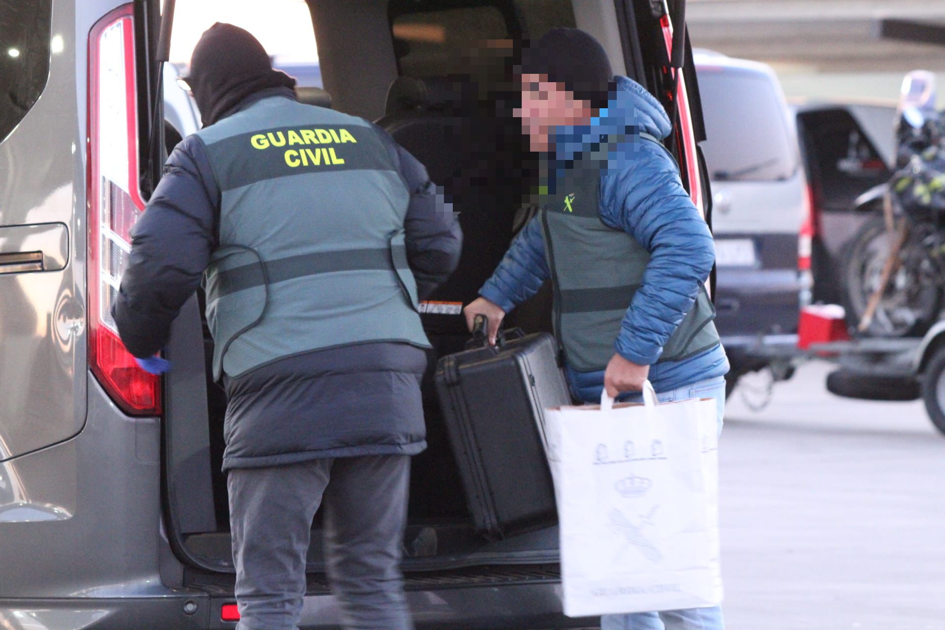 GALERÍA | Momento de la detención de tres hombres con una autocaravana ‘cargada de droga’ en una operación de Guardia Civil y Ertzaintza en Salamanca