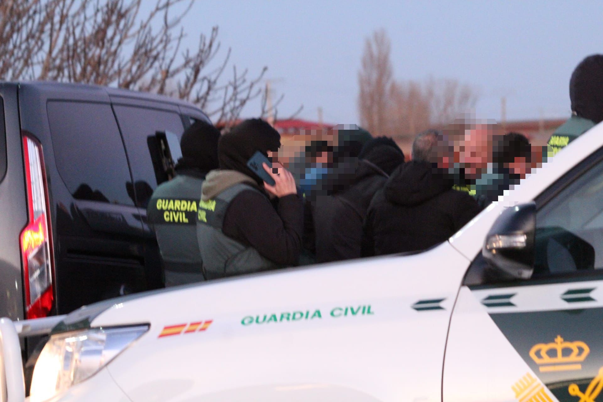 GALERÍA | Momento de la detención de tres hombres con una autocaravana ‘cargada de droga’ en una operación de Guardia Civil y Ertzaintza en Salamanca