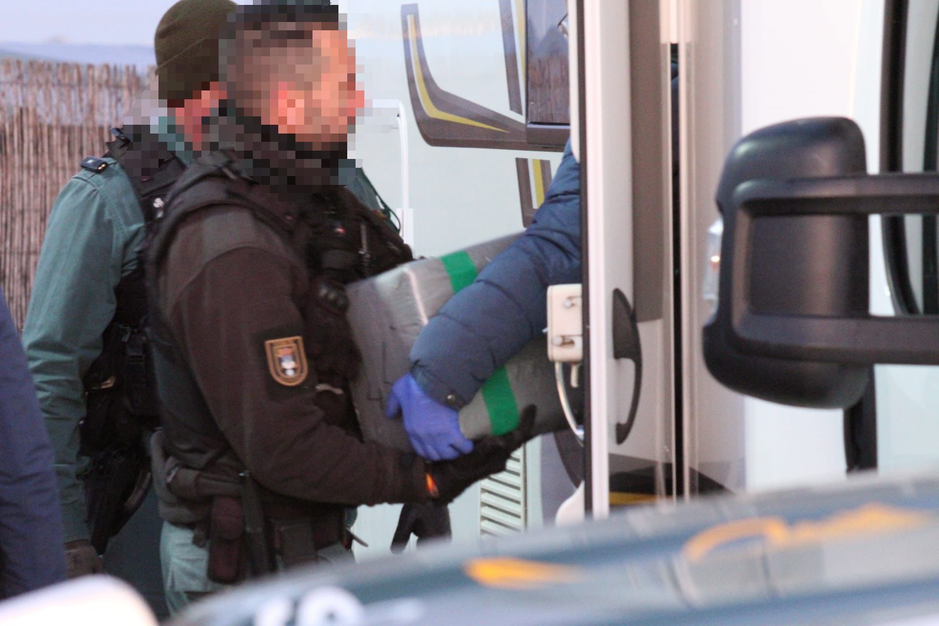 GALERÍA | Momento de la detención de tres hombres con una autocaravana ‘cargada de droga’ en una operación de Guardia Civil y Ertzaintza en Salamanca