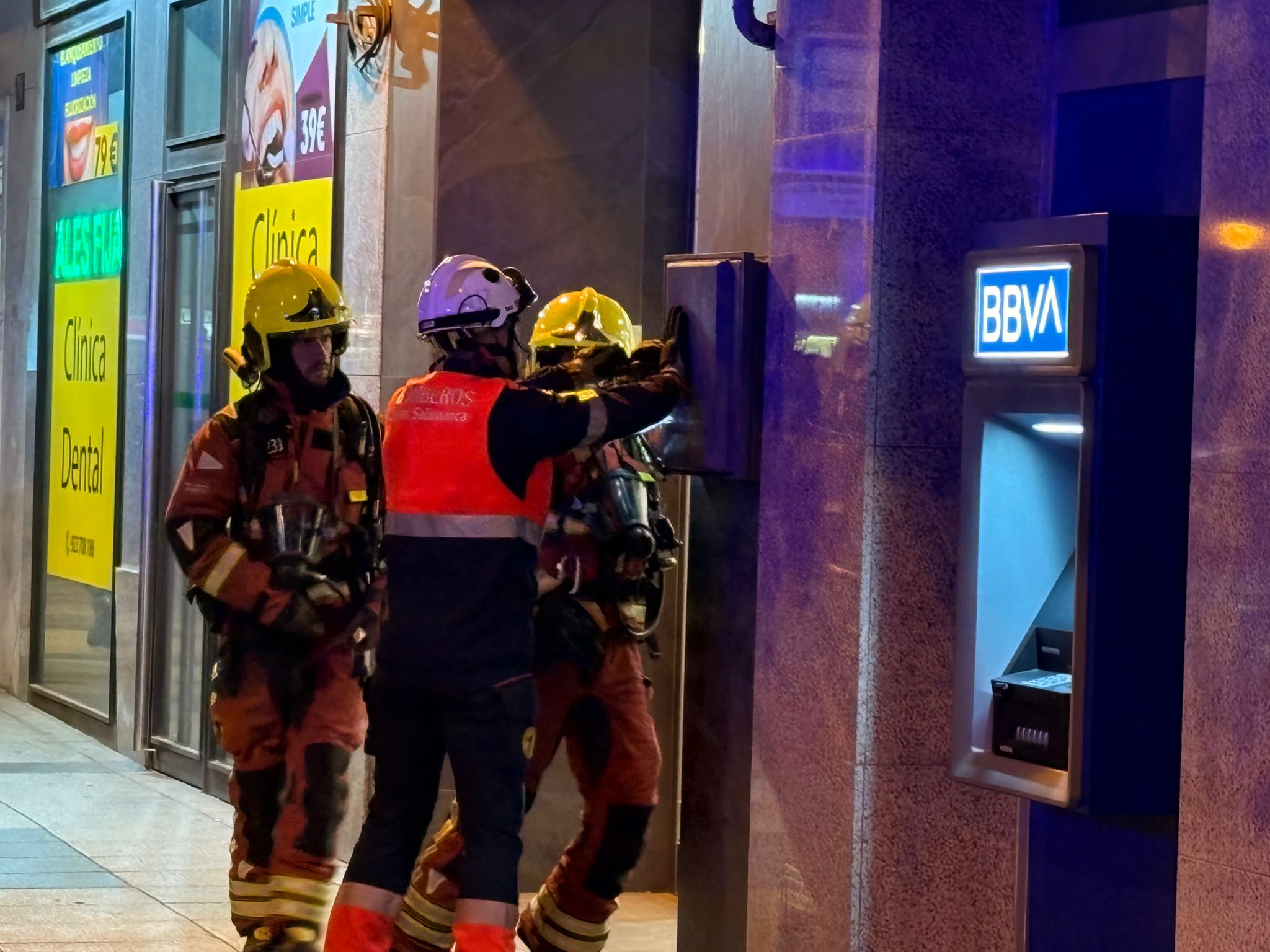 GALERÍA | Dos dotaciones de bomberos acuden al paseo del Rollo por olor a gas en un edificio 