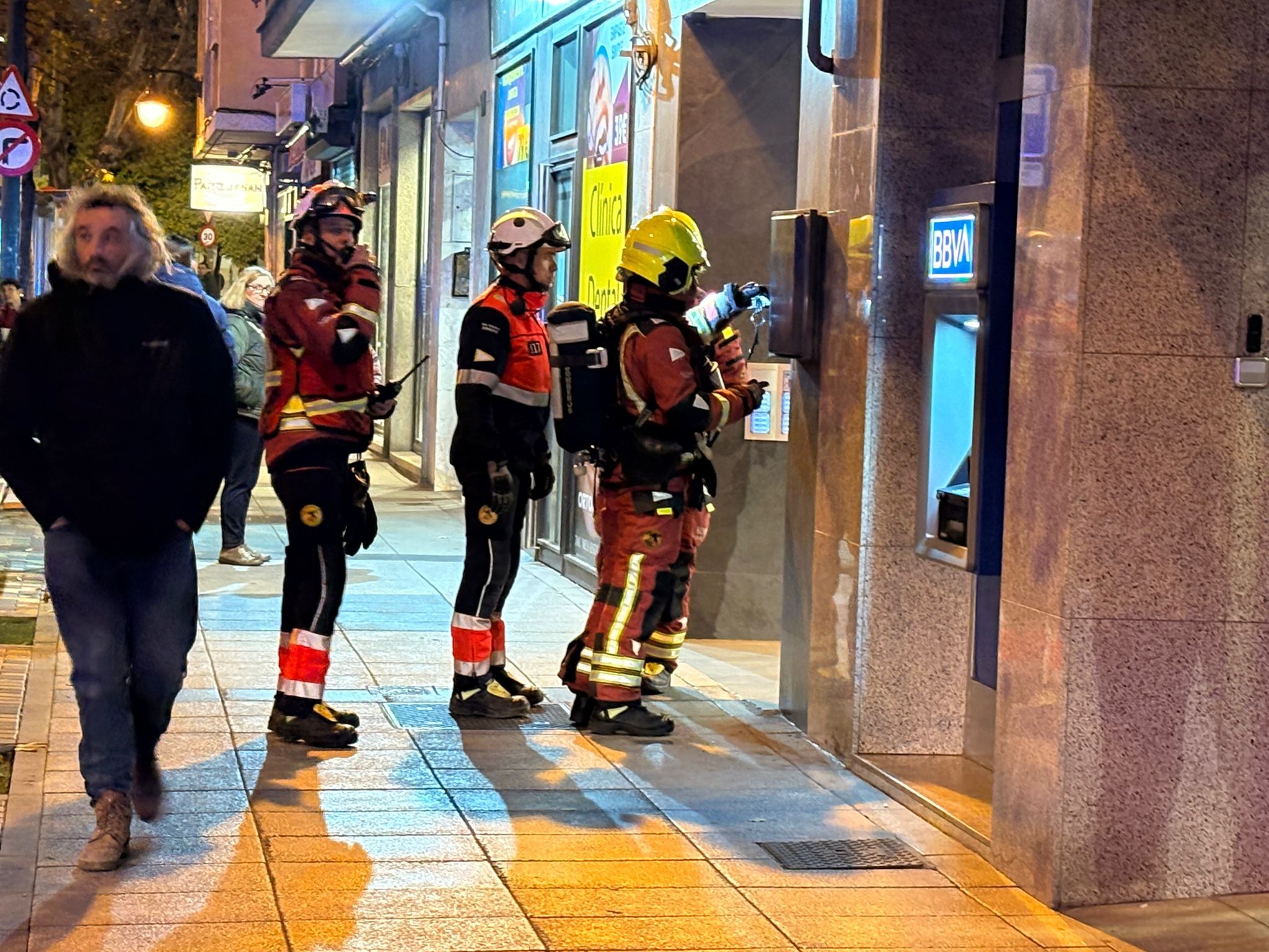 GALERÍA | Dos dotaciones de bomberos acuden al paseo del Rollo por olor a gas en un edificio 