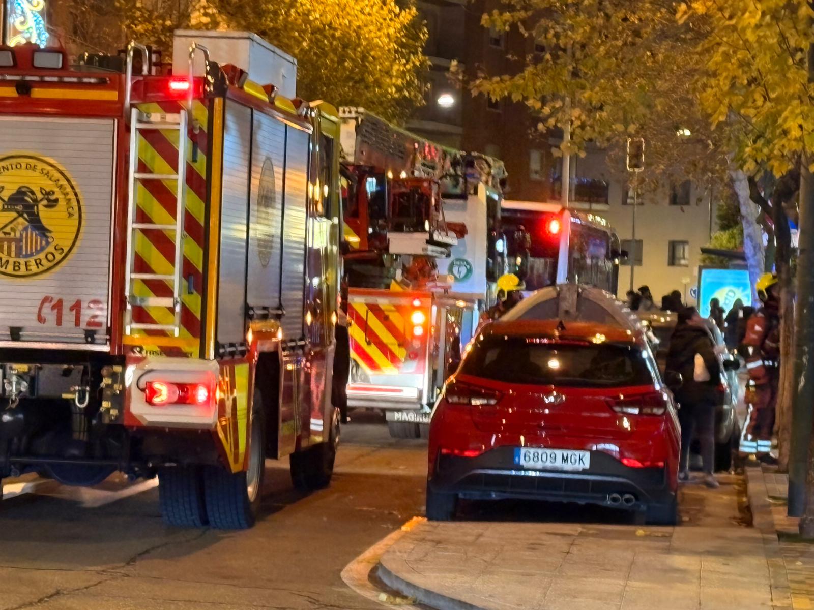 GALERÍA | Dos dotaciones de bomberos acuden al paseo del Rollo por olor a gas en un edificio 