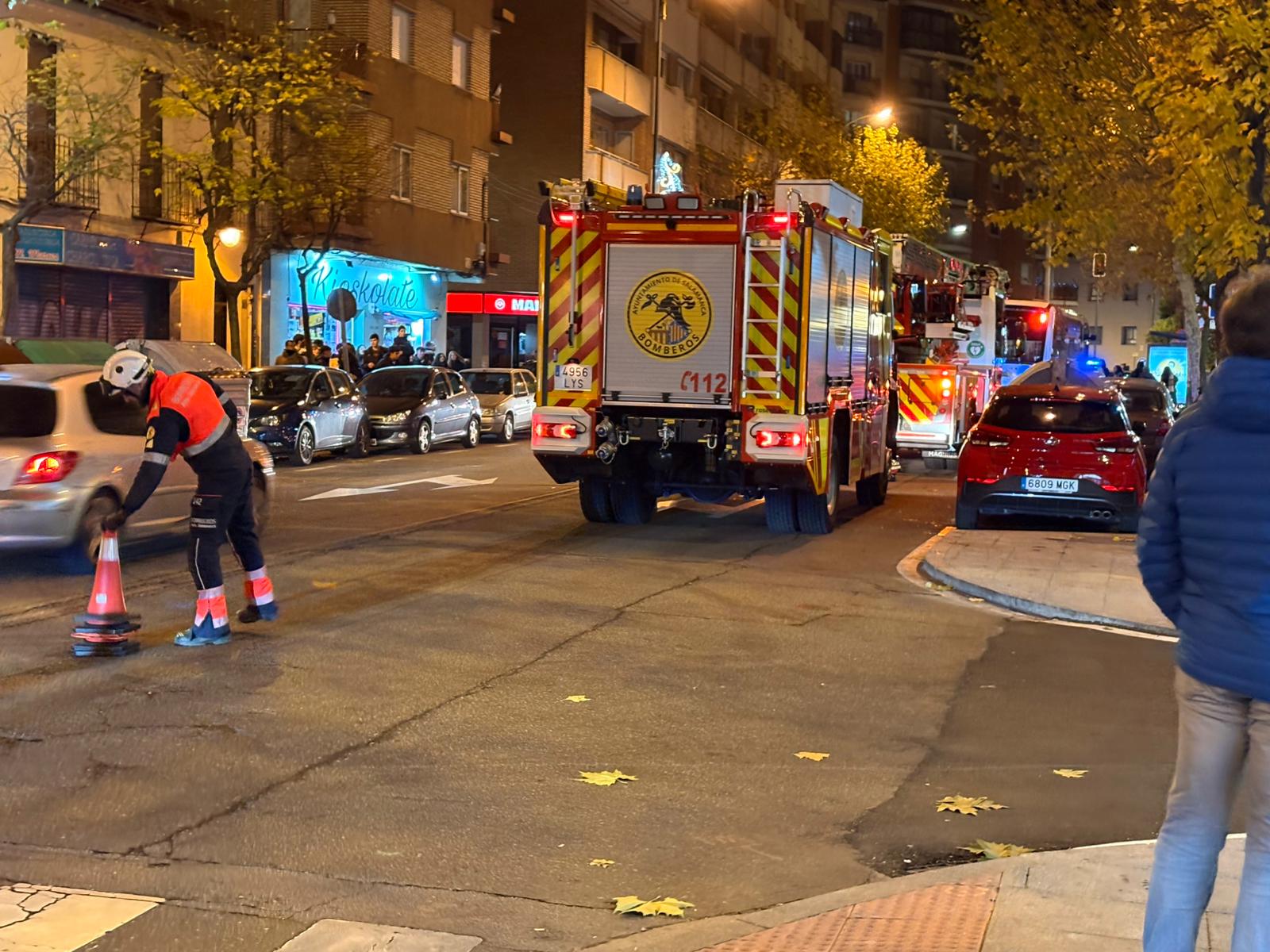 GALERÍA | Dos dotaciones de bomberos acuden al paseo del Rollo por olor a gas en un edificio 