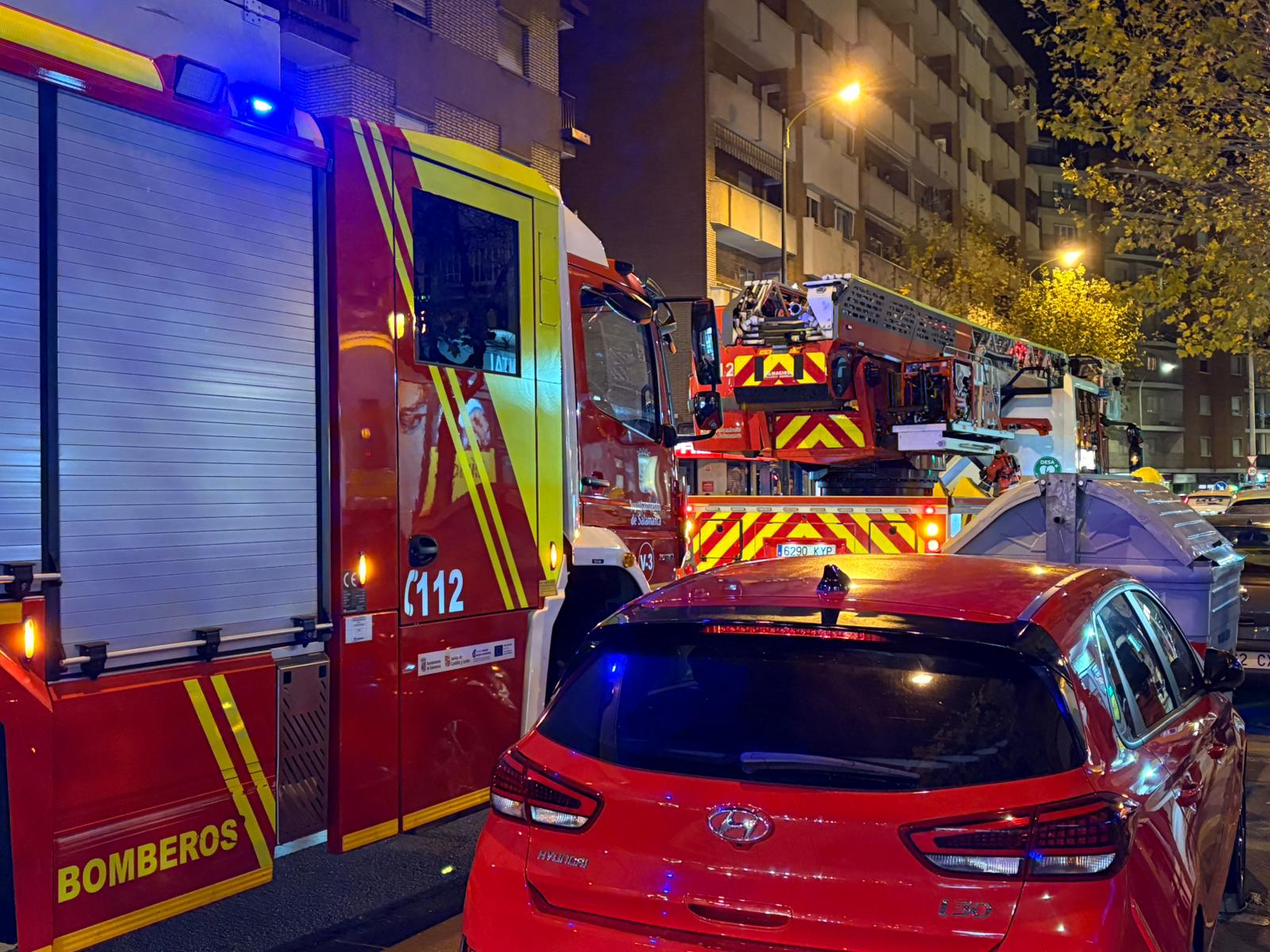 GALERÍA | Dos dotaciones de bomberos acuden al paseo del Rollo por olor a gas en un edificio 