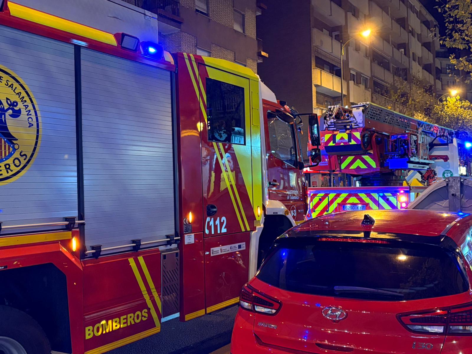 GALERÍA | Dos dotaciones de bomberos acuden al paseo del Rollo por olor a gas en un edificio 