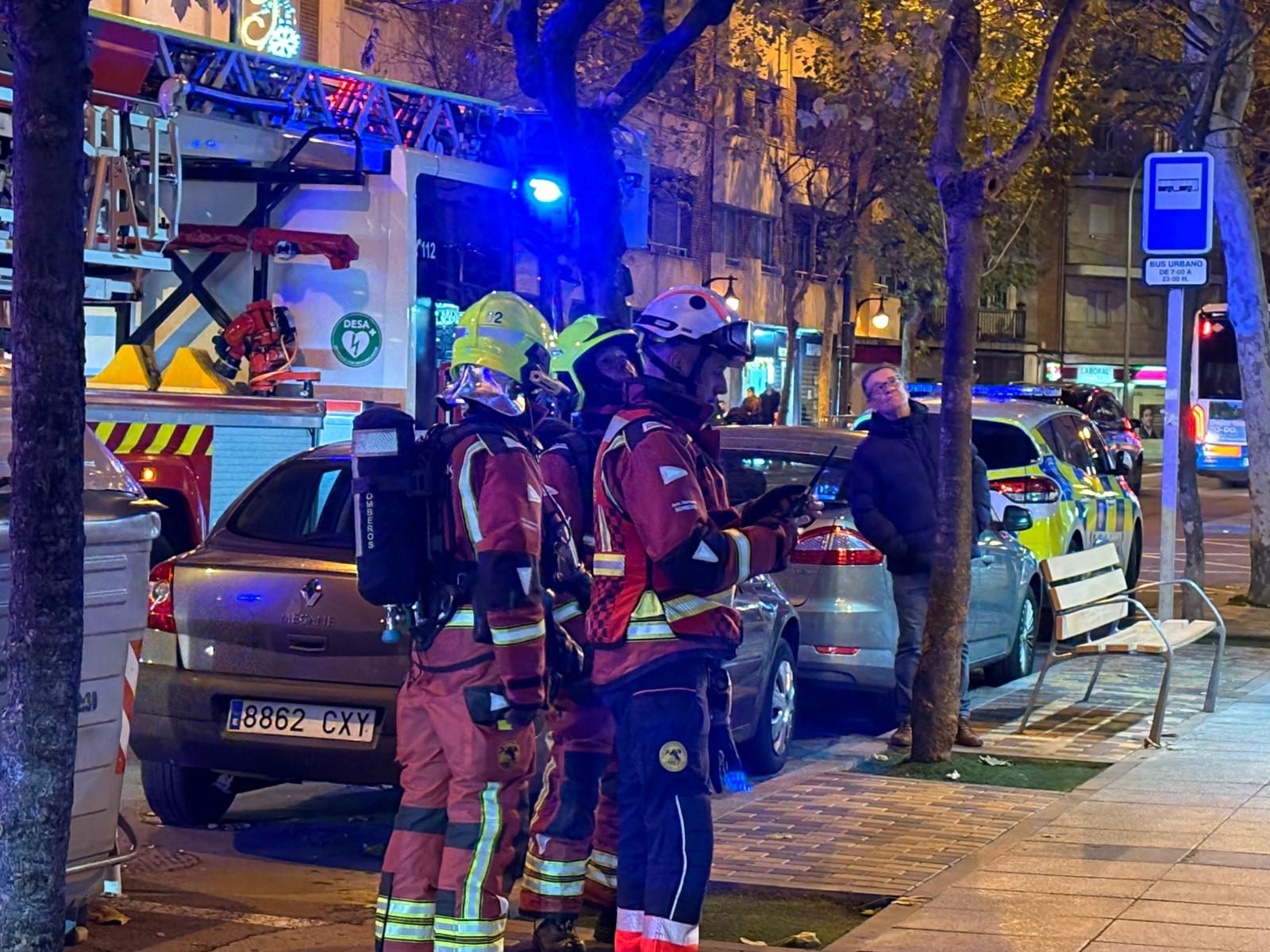 GALERÍA | Dos dotaciones de bomberos acuden al paseo del Rollo por olor a gas en un edificio 