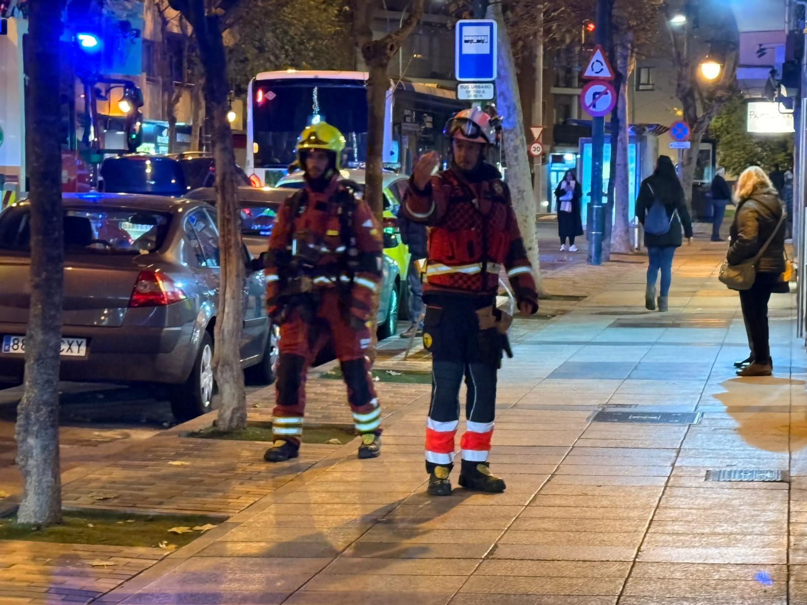 GALERÍA | Dos dotaciones de bomberos acuden al paseo del Rollo por olor a gas en un edificio 