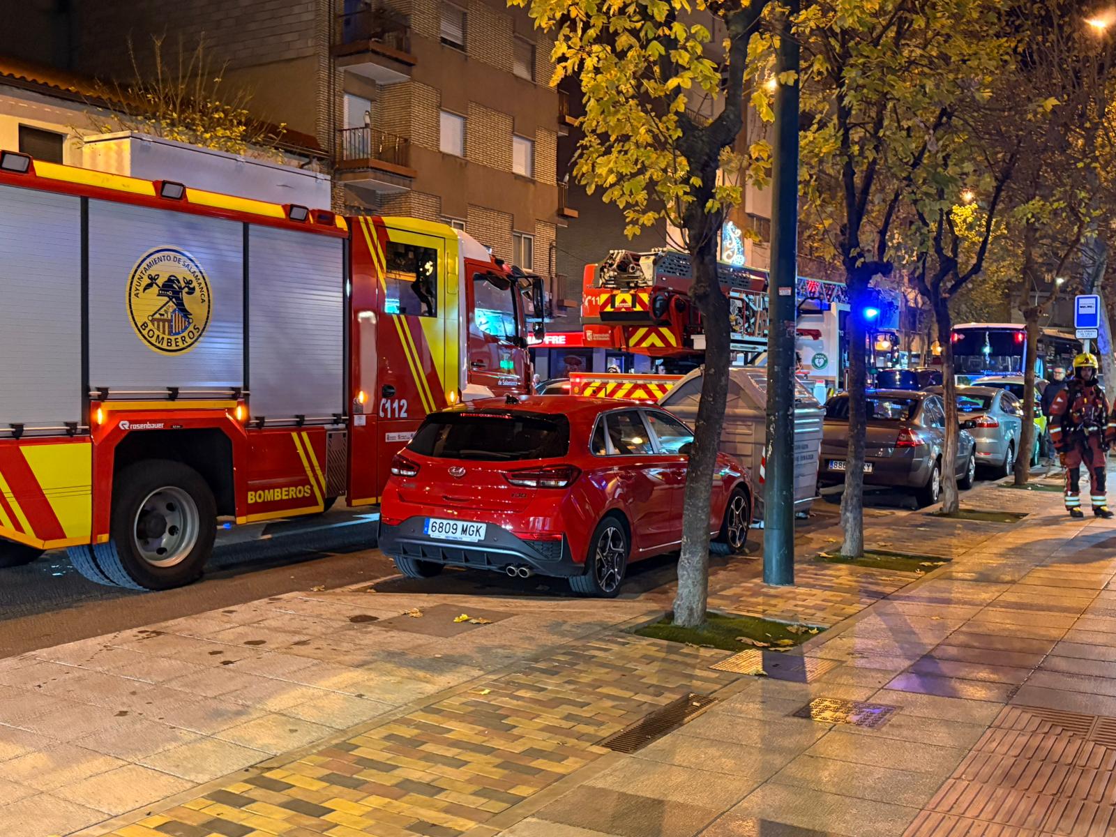 GALERÍA | Dos dotaciones de bomberos acuden al paseo del Rollo por olor a gas en un edificio 