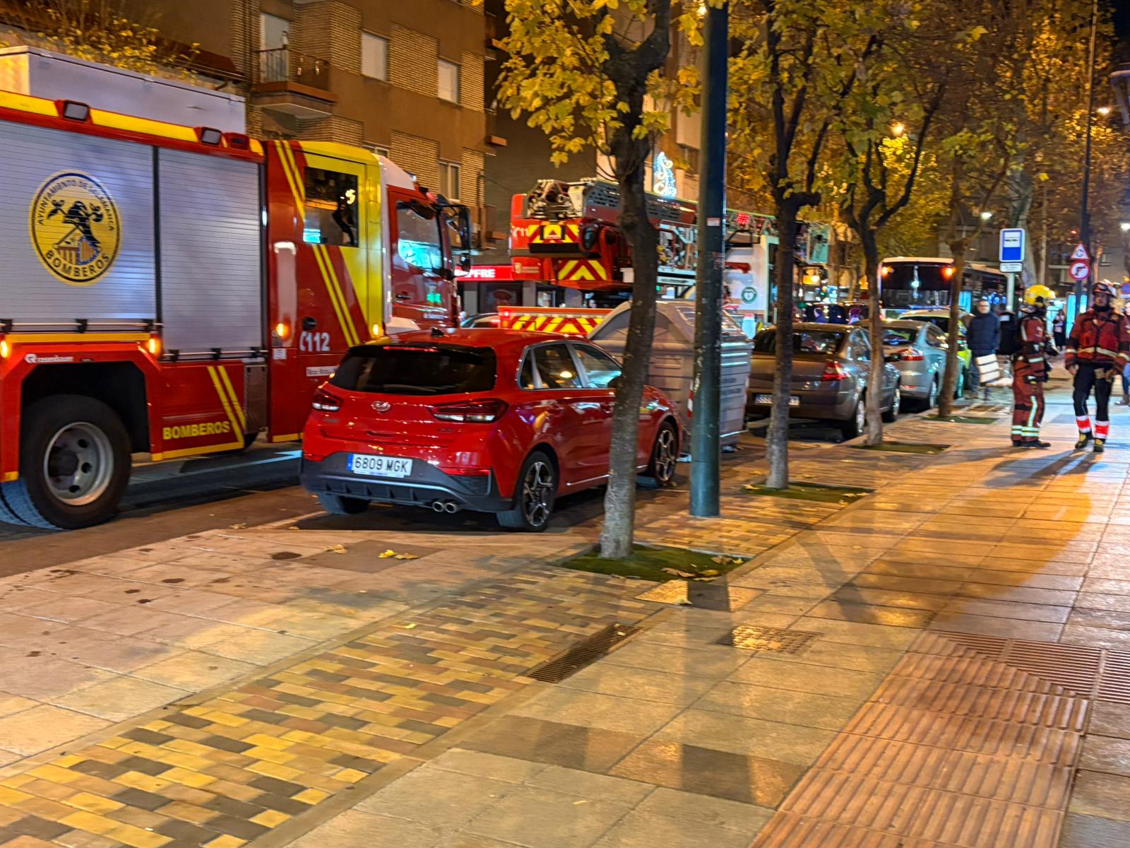 GALERÍA | Dos dotaciones de bomberos acuden al paseo del Rollo por olor a gas en un edificio 