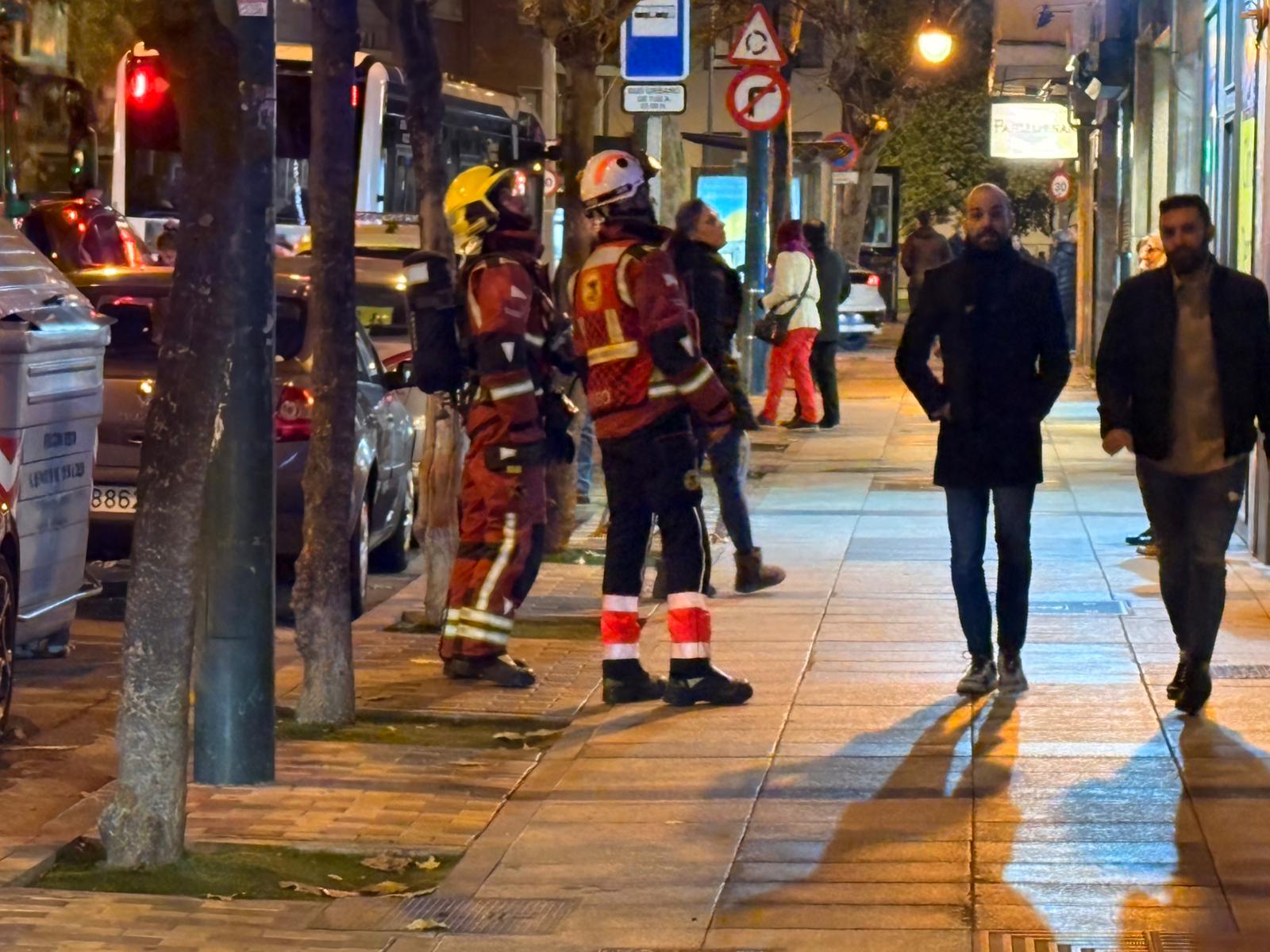 GALERÍA | Dos dotaciones de bomberos acuden al paseo del Rollo por olor a gas en un edificio 