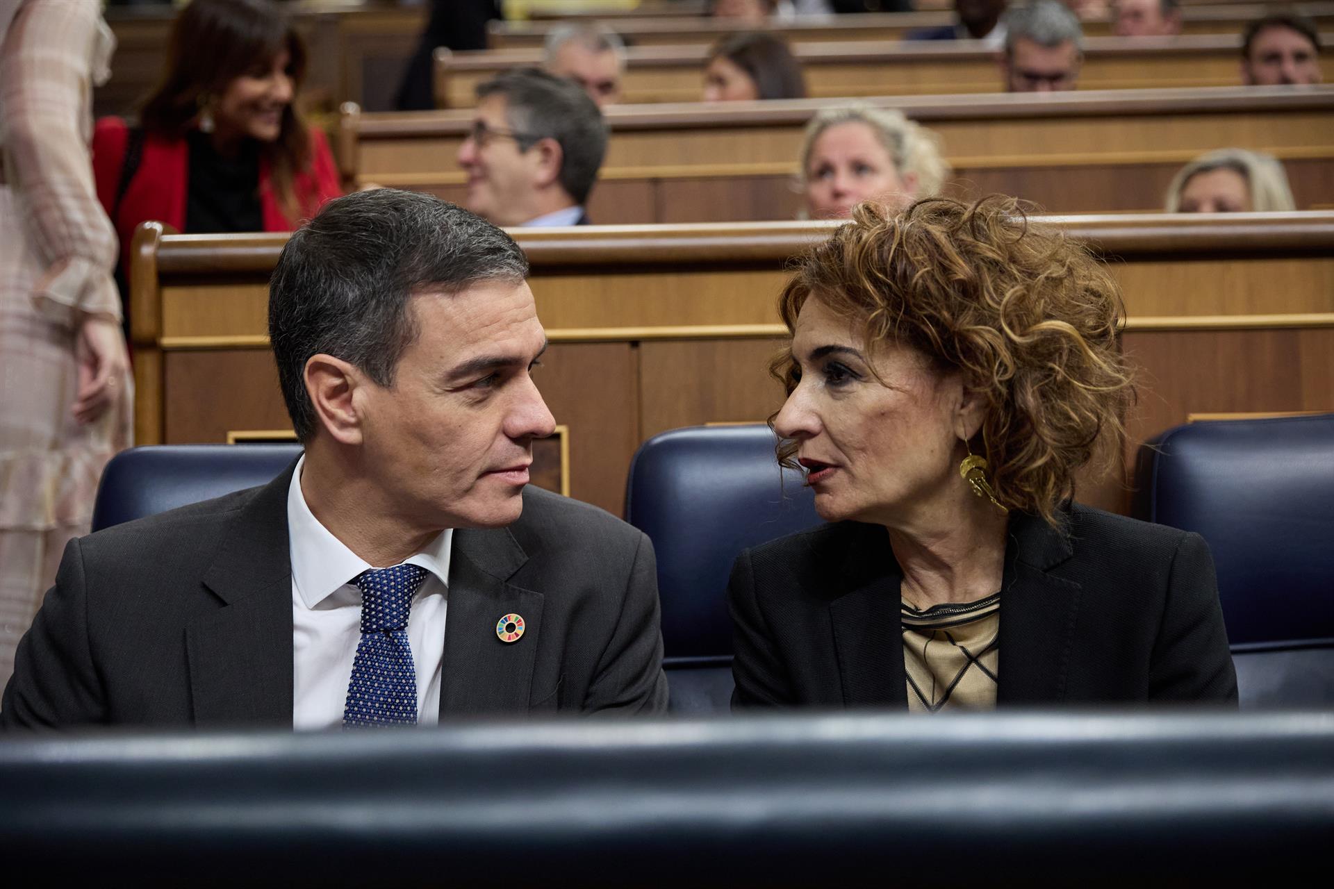 El presidente del Gobierno, Pedro Sánchez y la vicepresidenta primera y ministra de Hacienda, María Jesús Montero. EP 