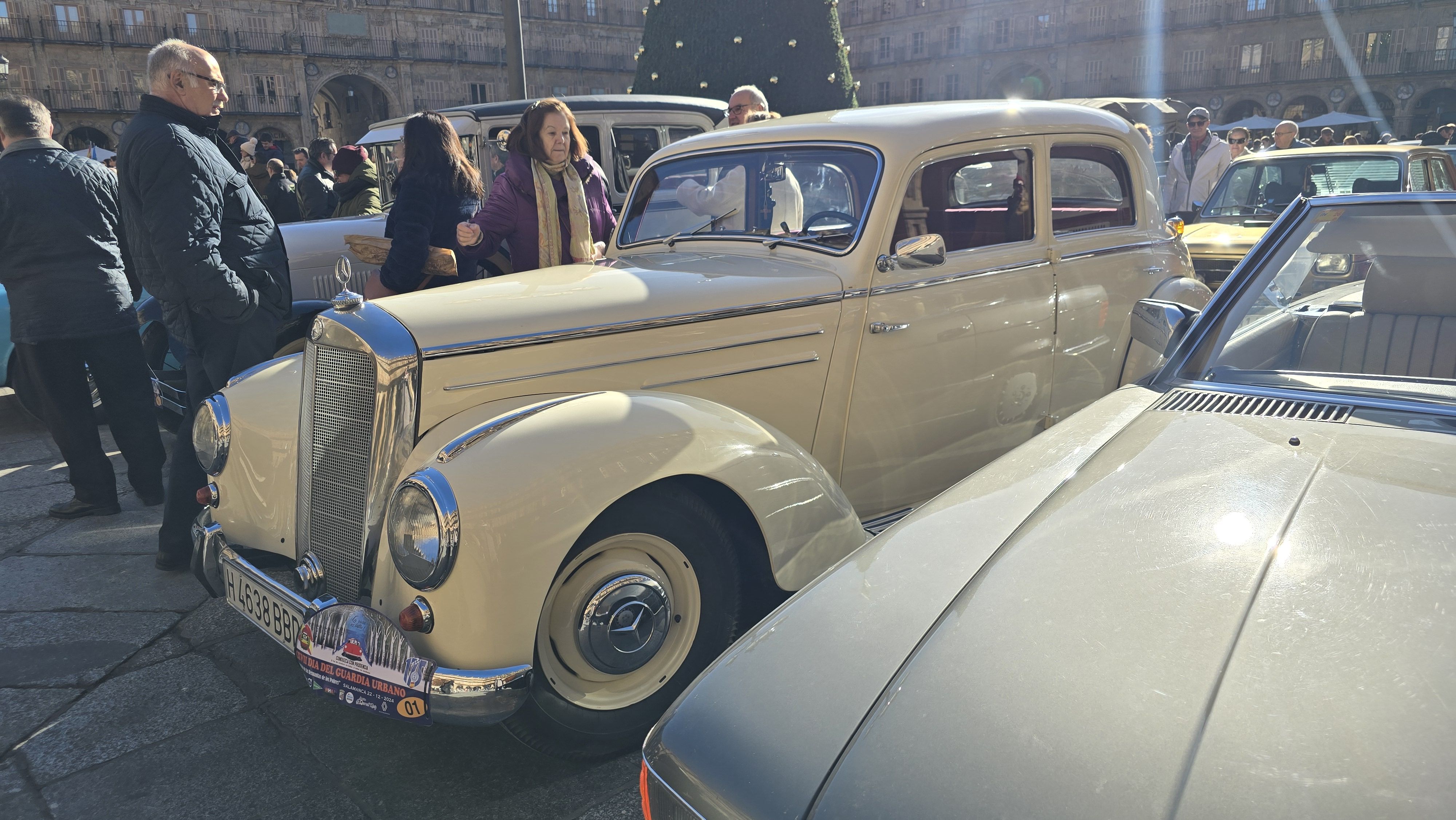 GALERÍA  | Coches clásicos en la Plaza Mayor de Salamanca