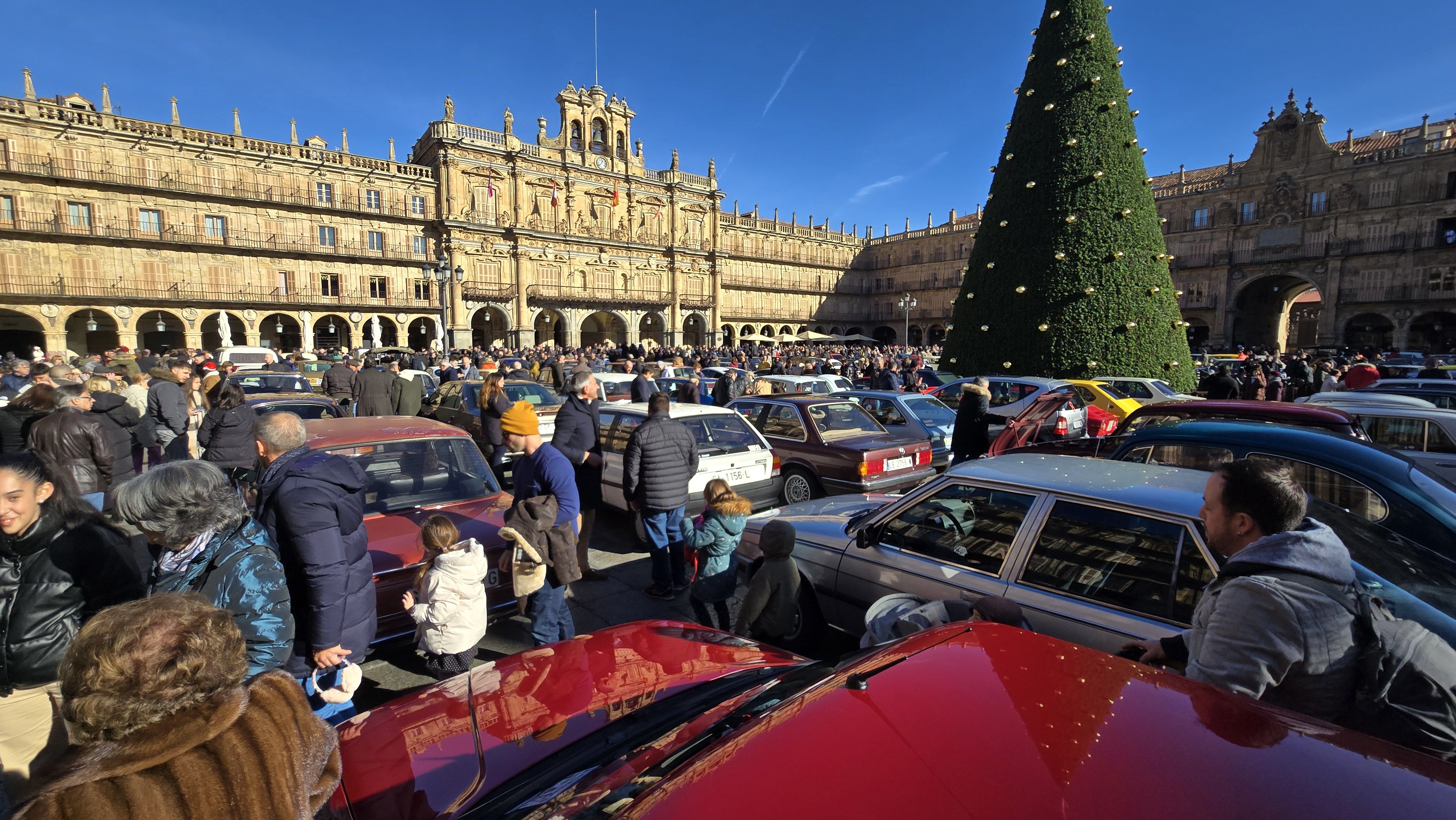 GALERÍA  | Coches clásicos en la Plaza Mayor de Salamanca