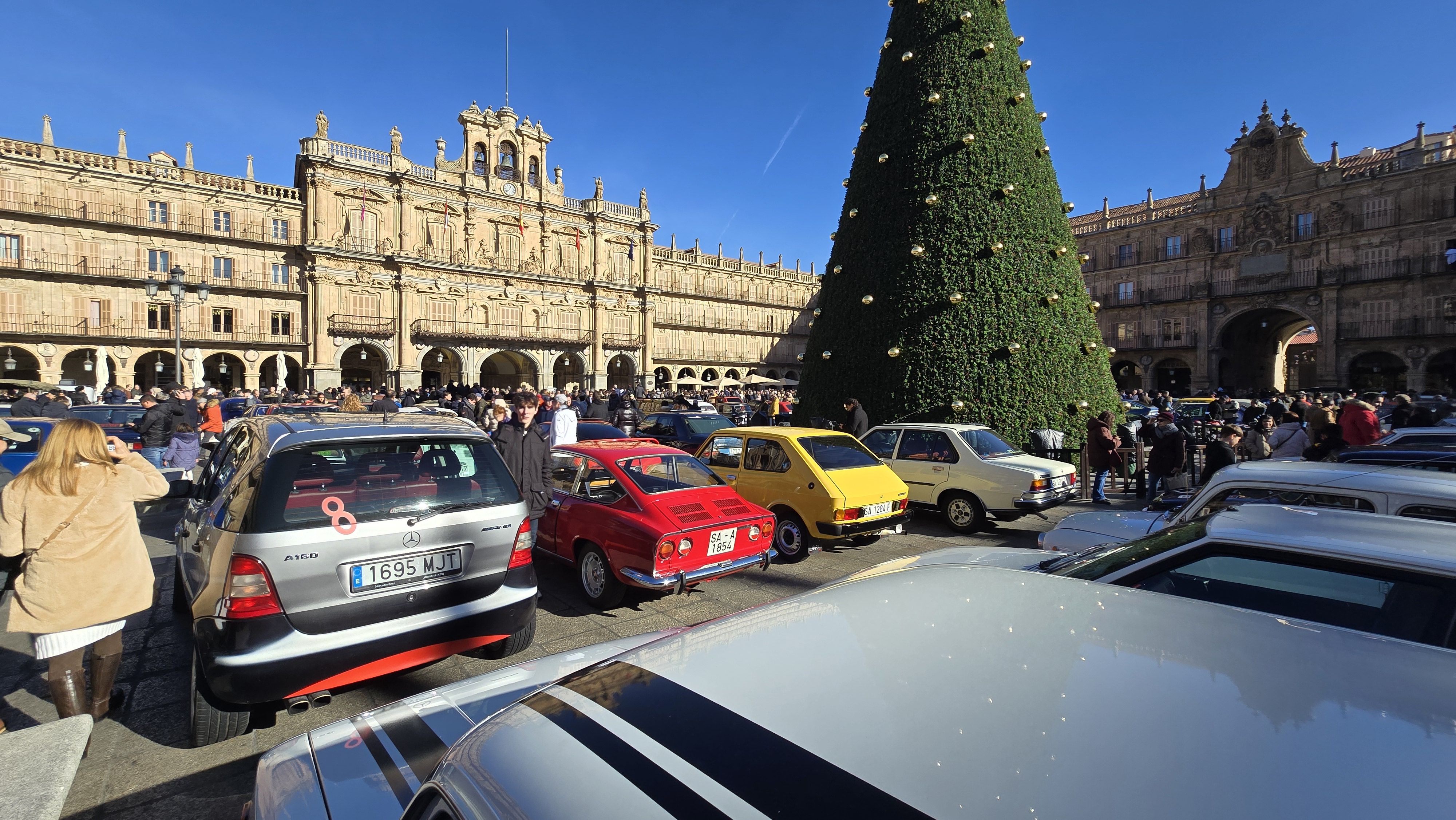 GALERÍA  | Coches clásicos en la Plaza Mayor de Salamanca