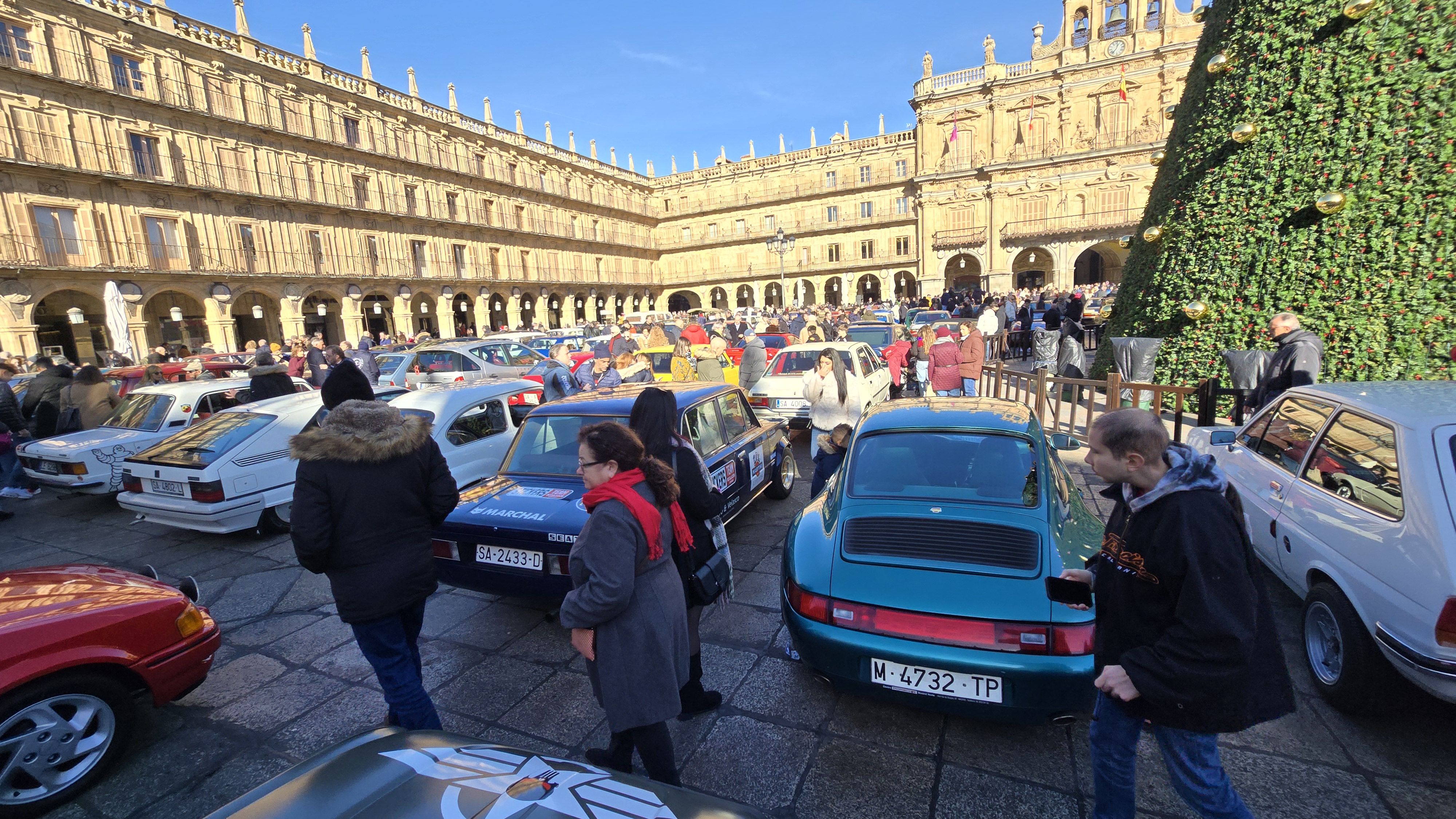 GALERÍA  | Coches clásicos en la Plaza Mayor de Salamanca