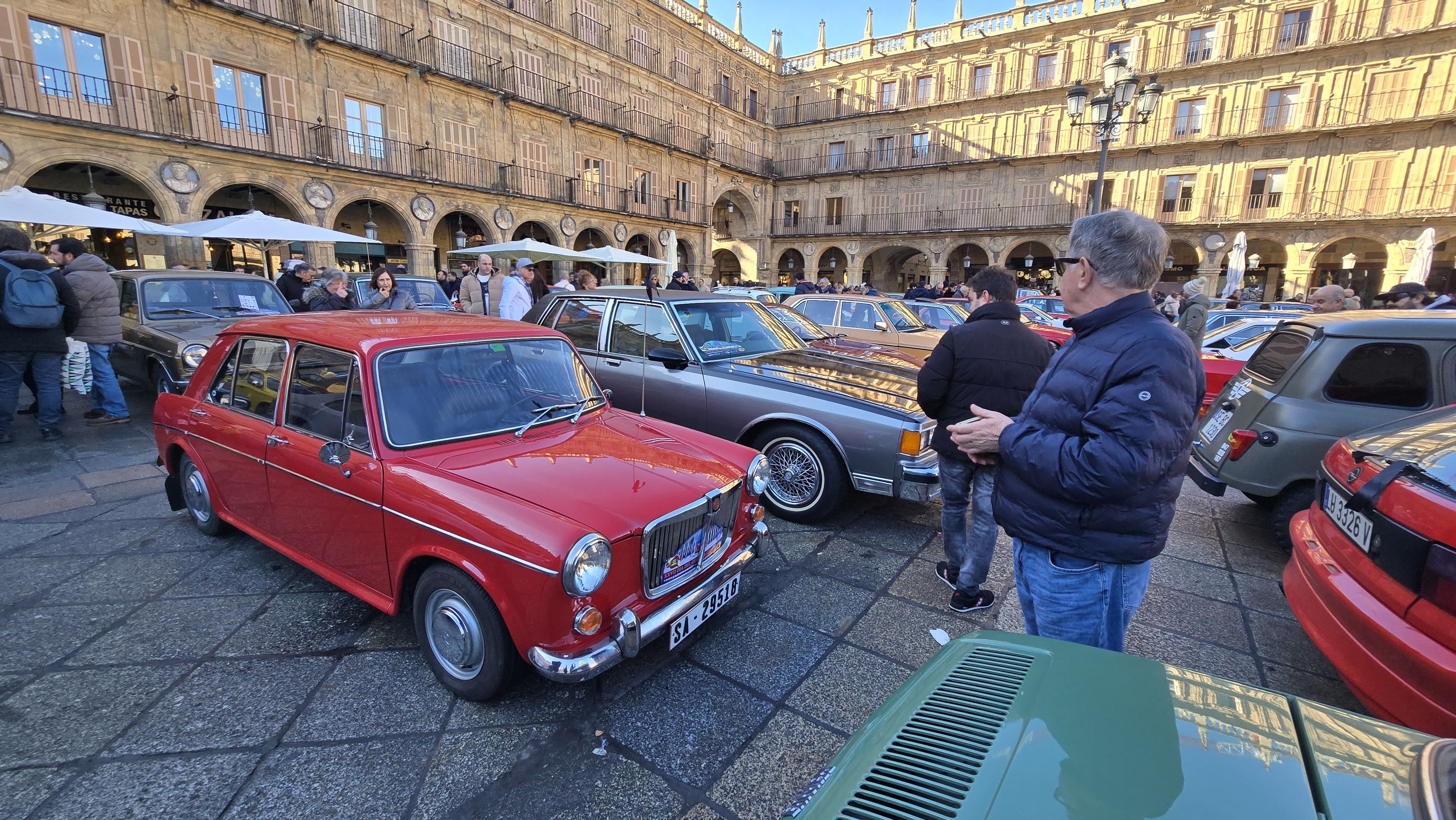 GALERÍA  | Coches clásicos en la Plaza Mayor de Salamanca