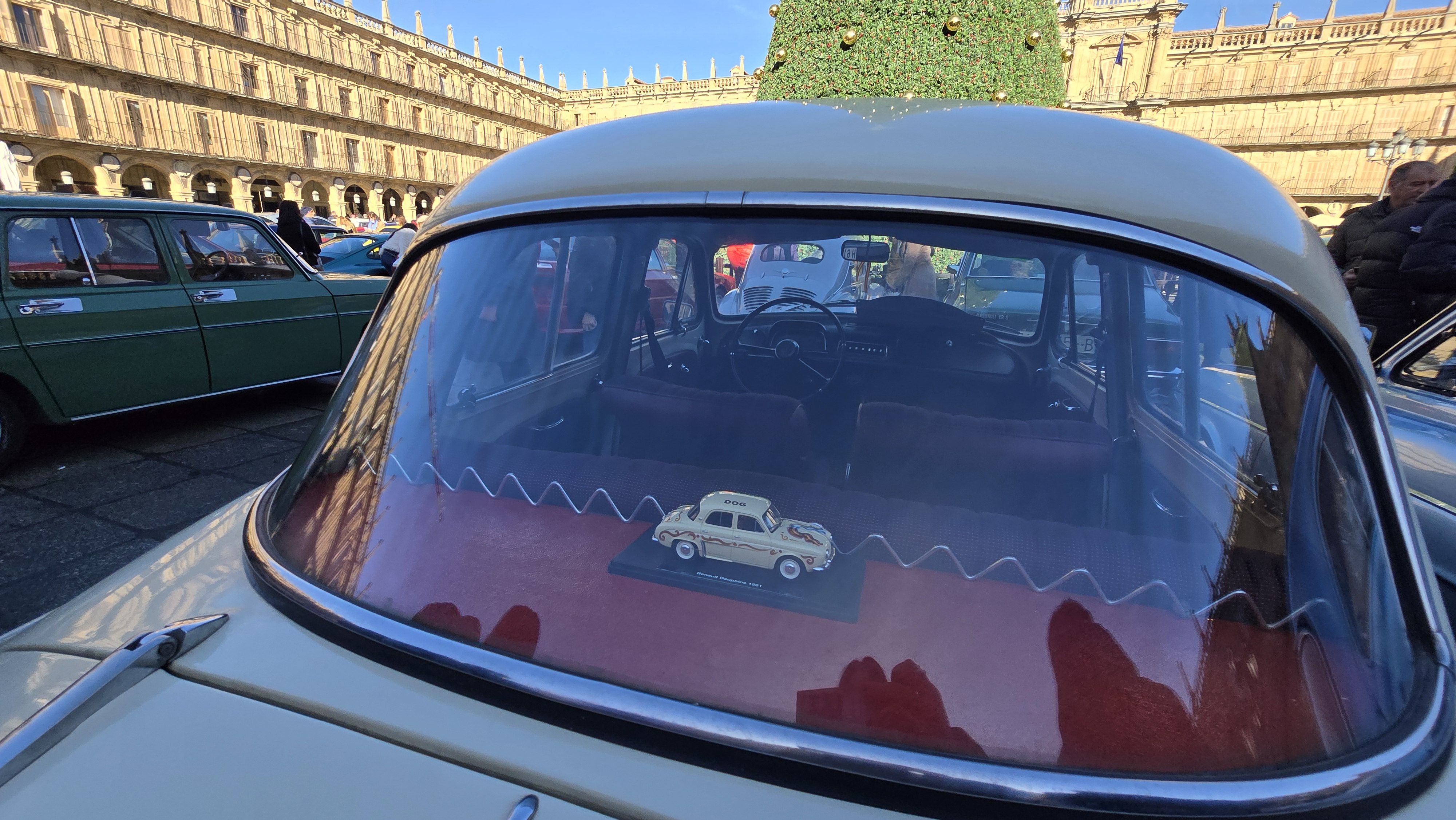 GALERÍA  | Coches clásicos en la Plaza Mayor de Salamanca