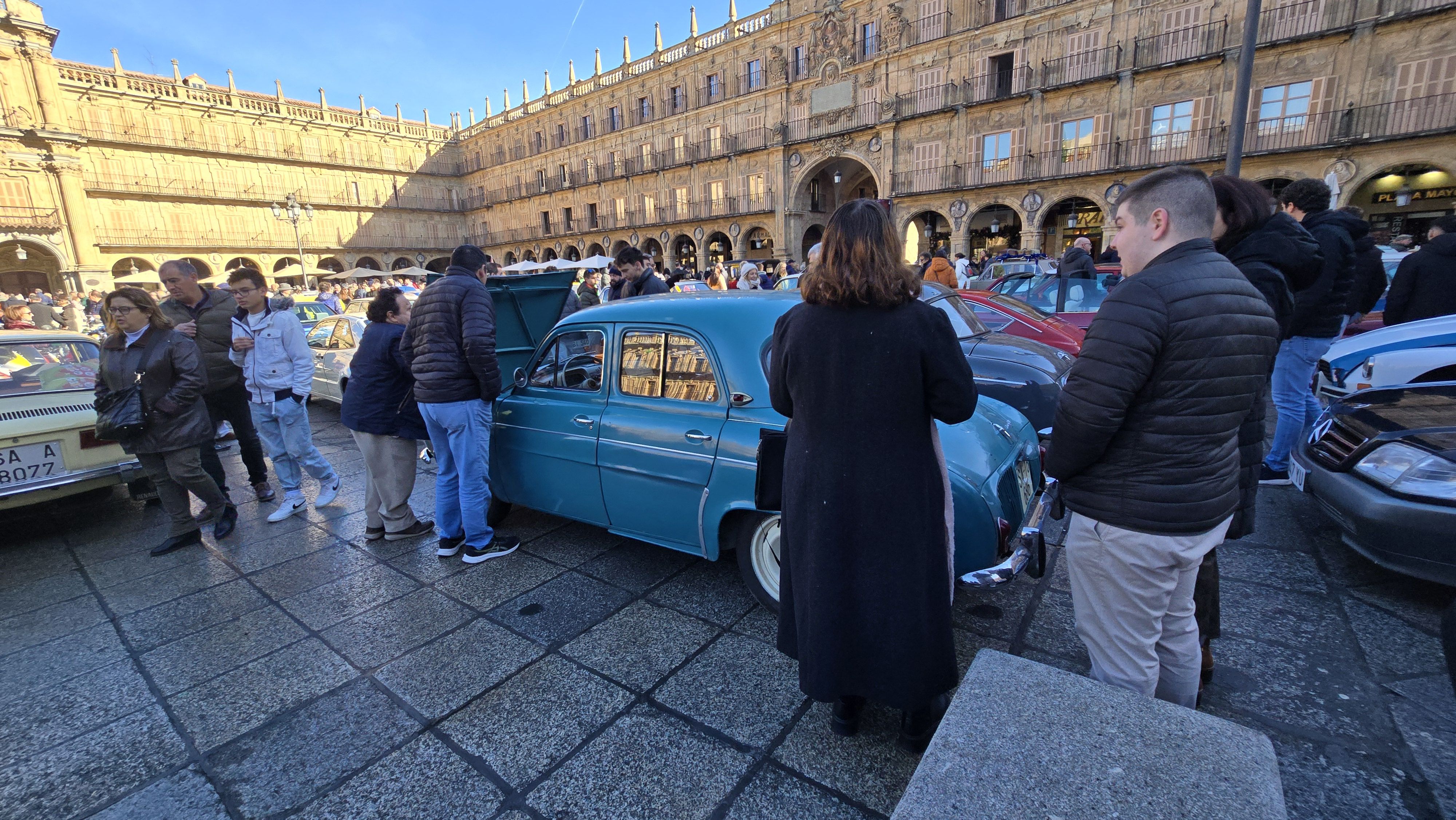 GALERÍA  | Coches clásicos en la Plaza Mayor de Salamanca