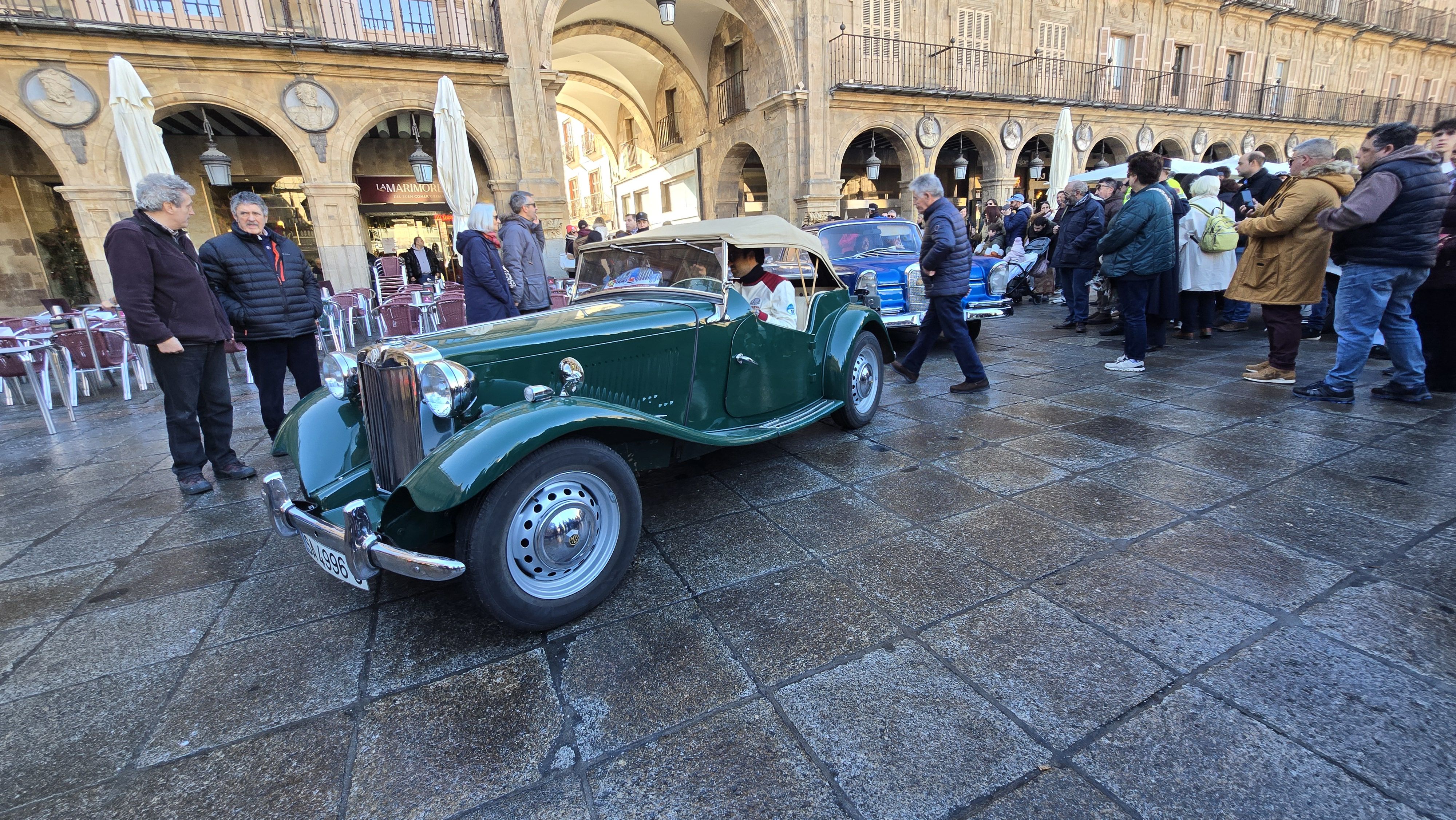 GALERÍA  | Coches clásicos en la Plaza Mayor de Salamanca