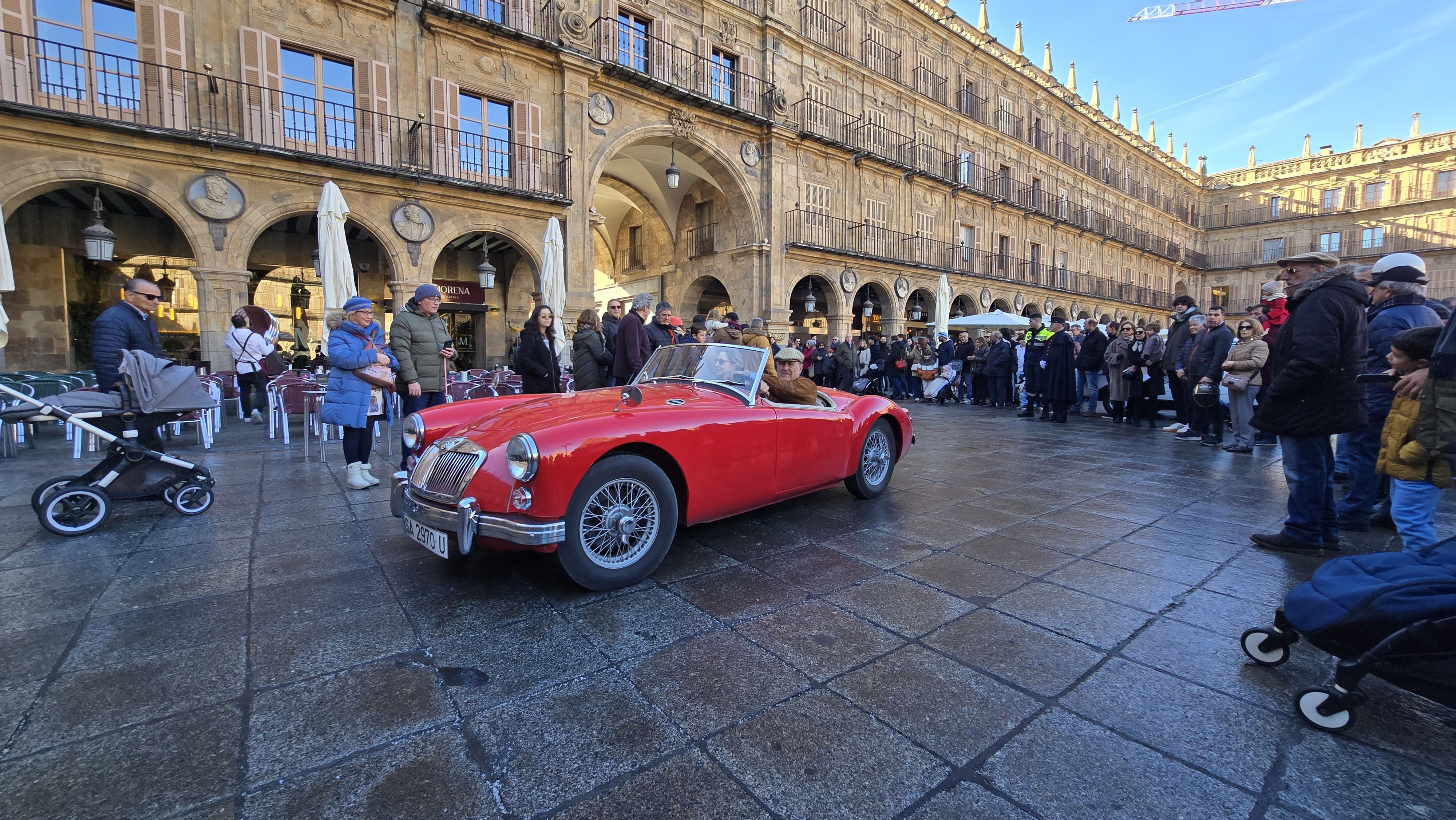 GALERÍA  | Coches clásicos en la Plaza Mayor de Salamanca