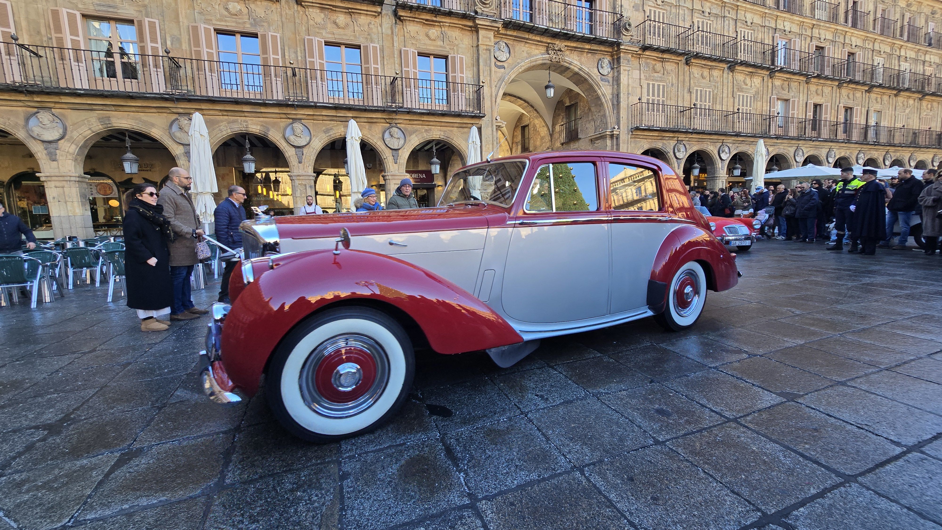 GALERÍA  | Coches clásicos en la Plaza Mayor de Salamanca