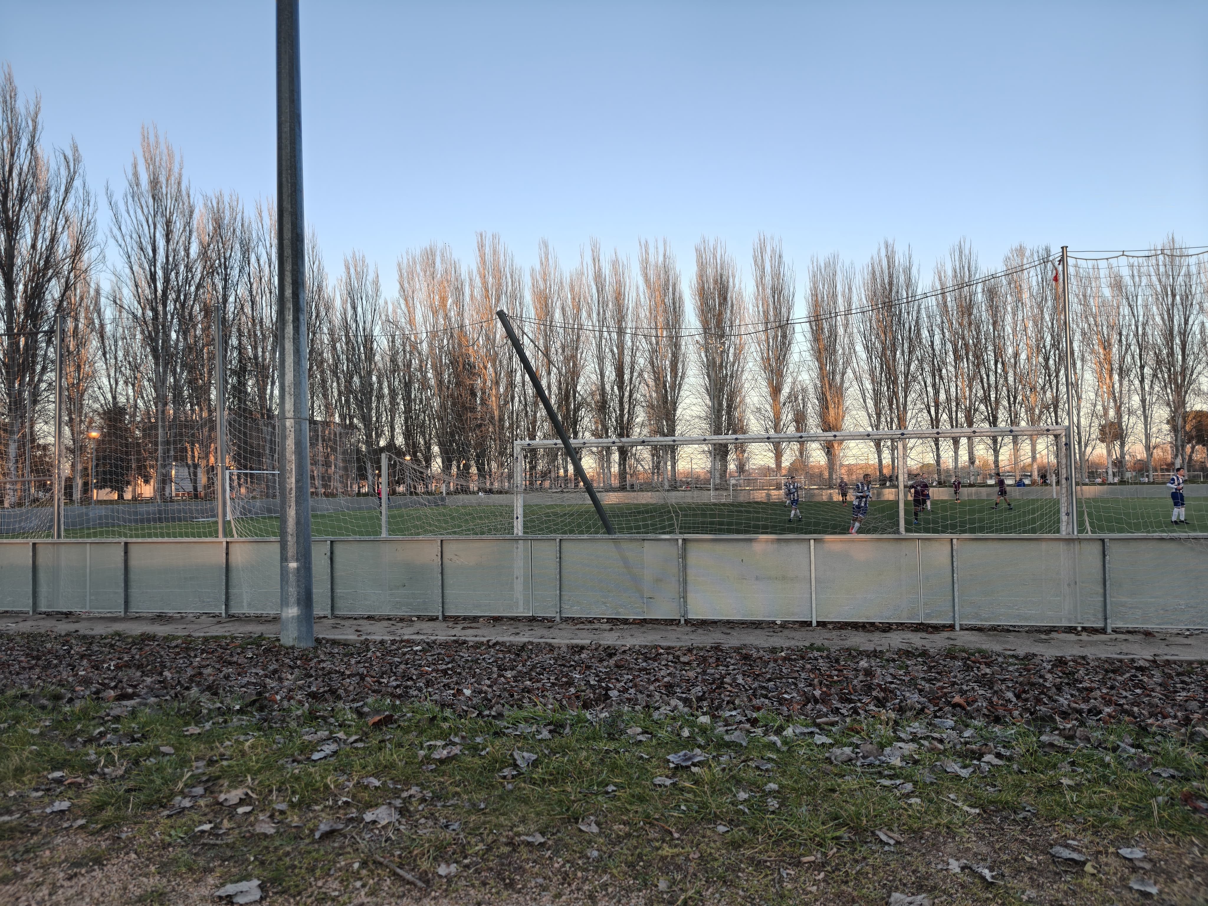 Vuelven las quejas a La Aldehuela: los soportes de las redes de las porterías de fútbol 7 se caen a trozos