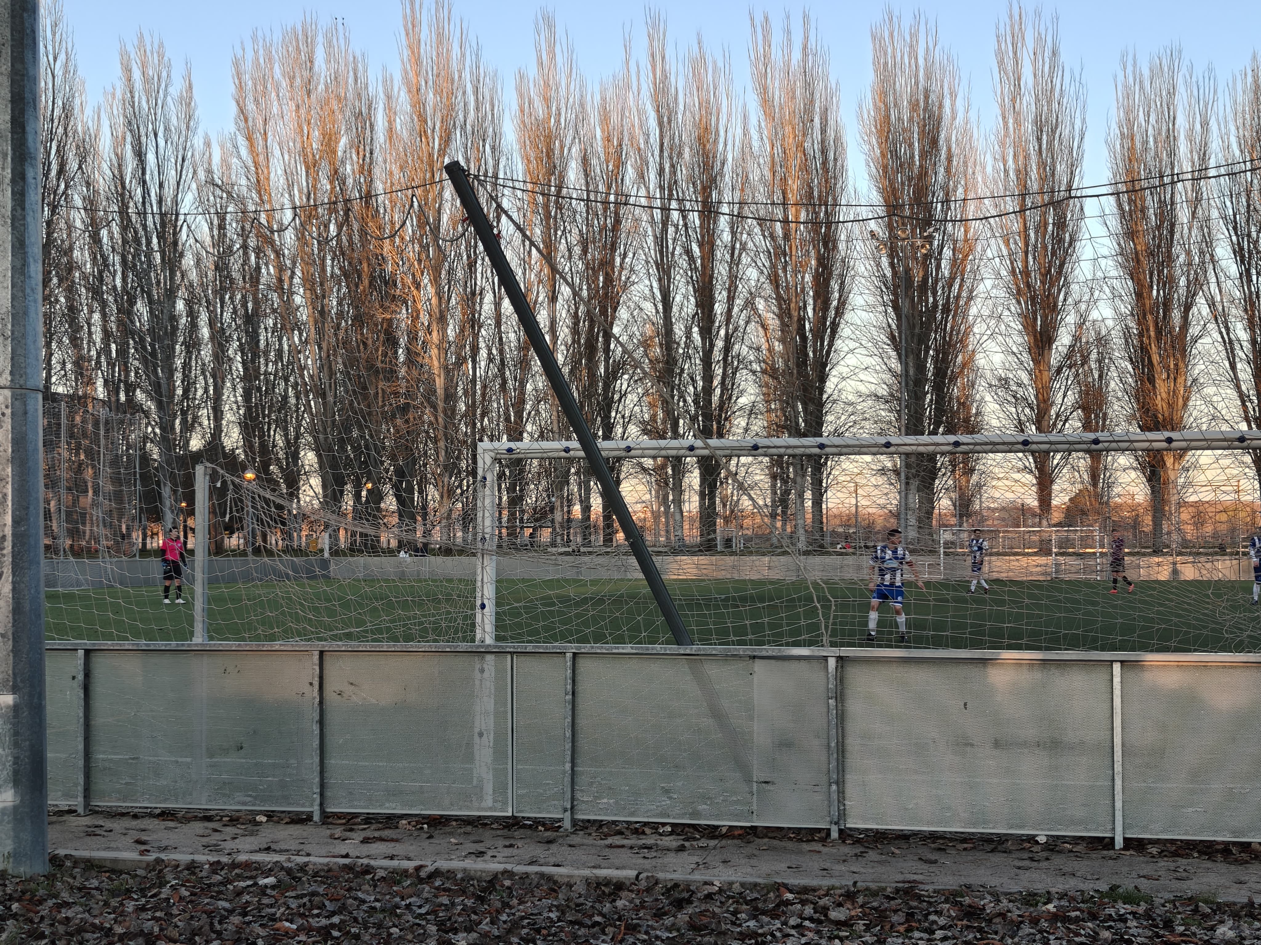 Vuelven las quejas a La Aldehuela: los soportes de las redes de las porterías de fútbol 7 se caen a trozos