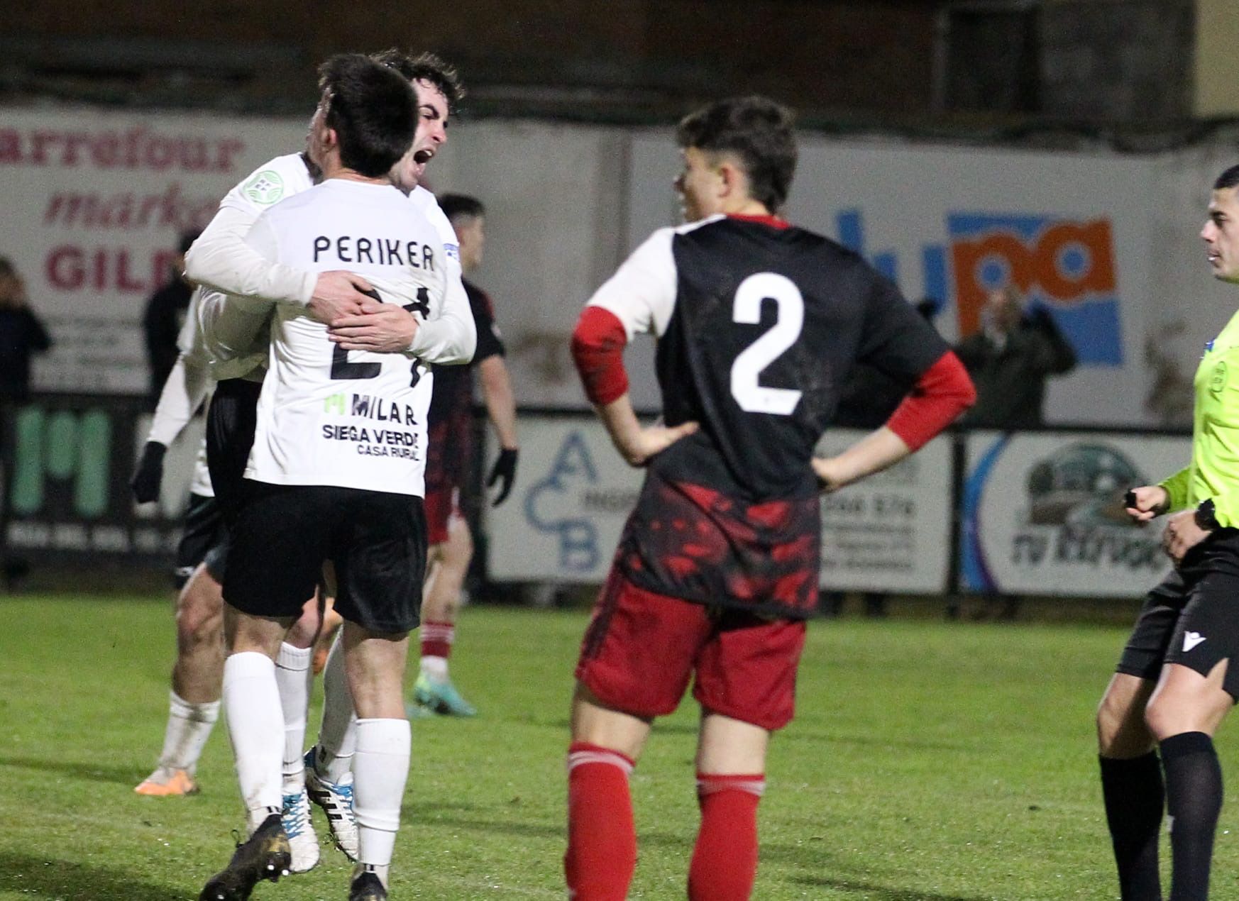 Los jugadores del Ciudad Rodrigo celebran el tanto del 1-1 ante el Burgos Promesas.