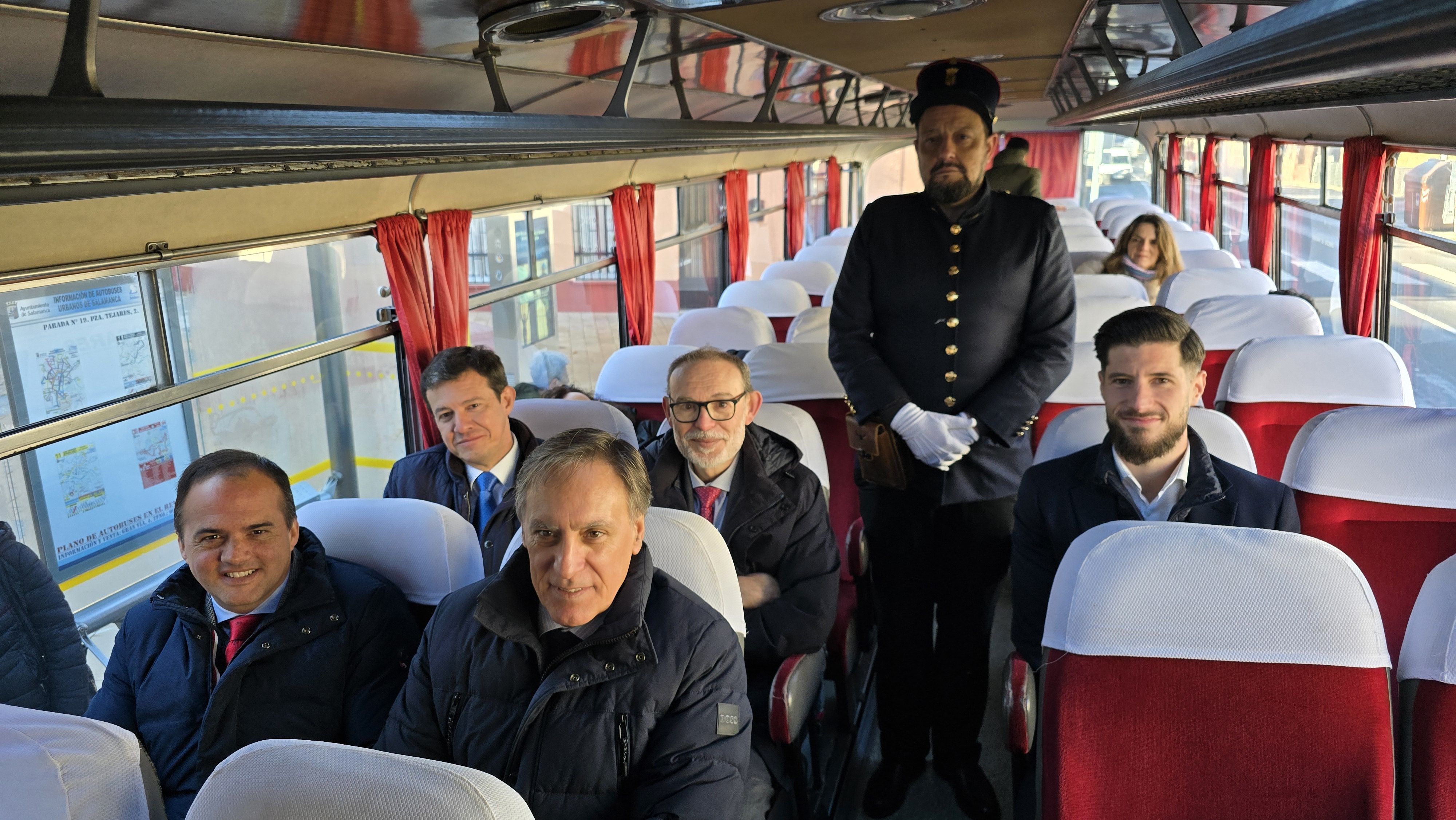 Autobús clásico que hizo el primer bus urbano de Salamanca hace cien años