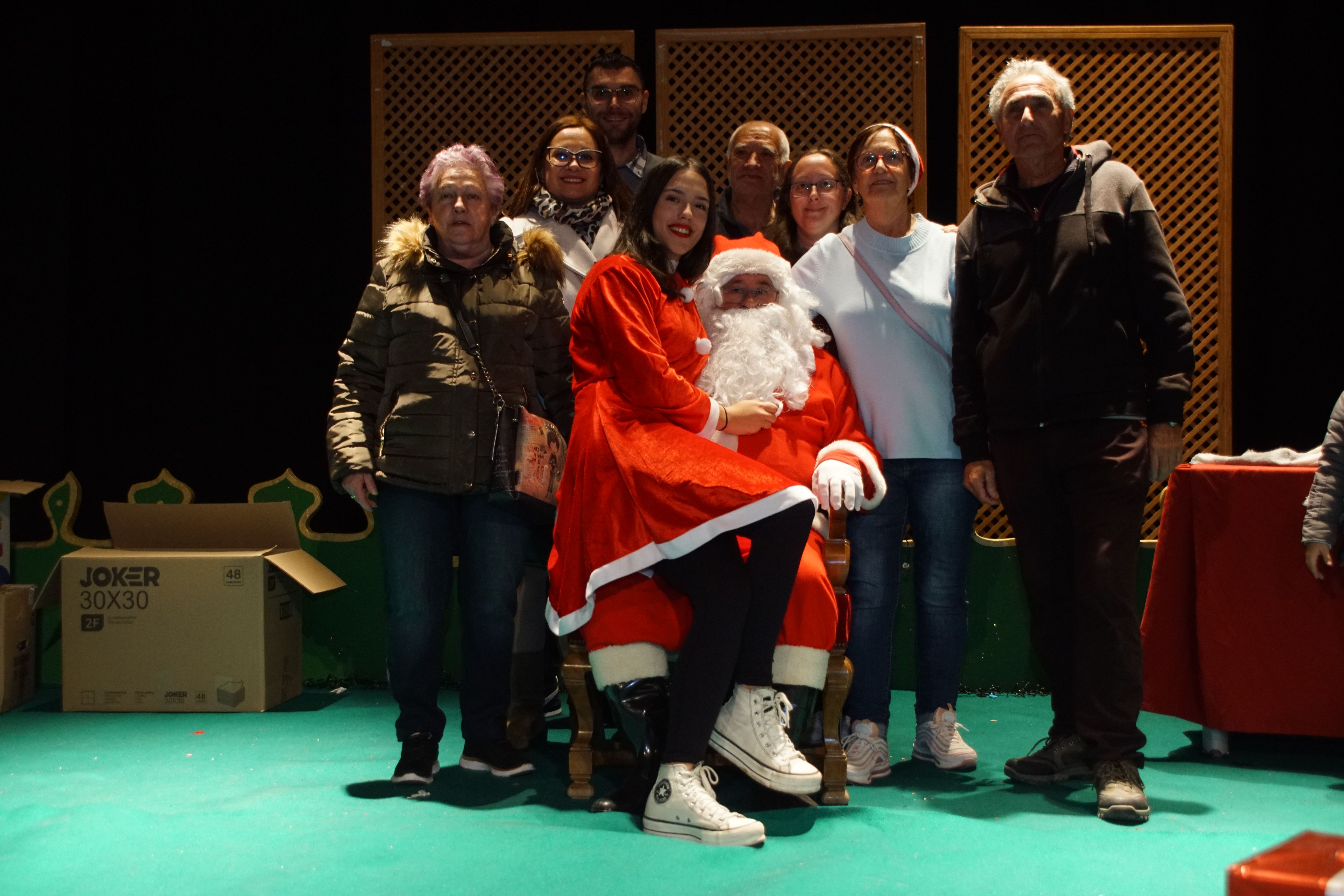 Los pequeños de Alba de Tormes reciben los regalos de Papá Noel   Foto Juanes (1)