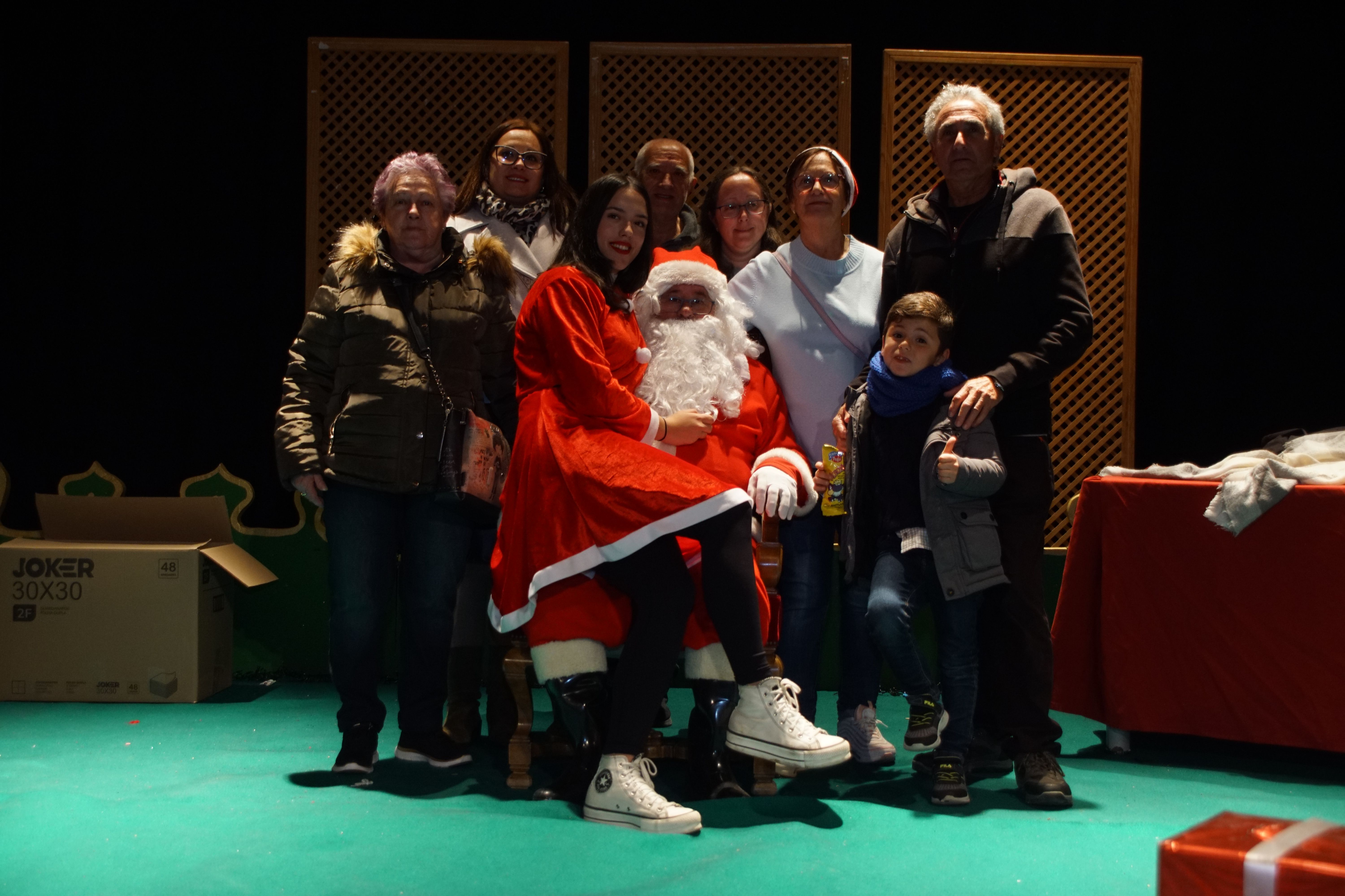 Los pequeños de Alba de Tormes reciben los regalos de Papá Noel   Foto Juanes (2)