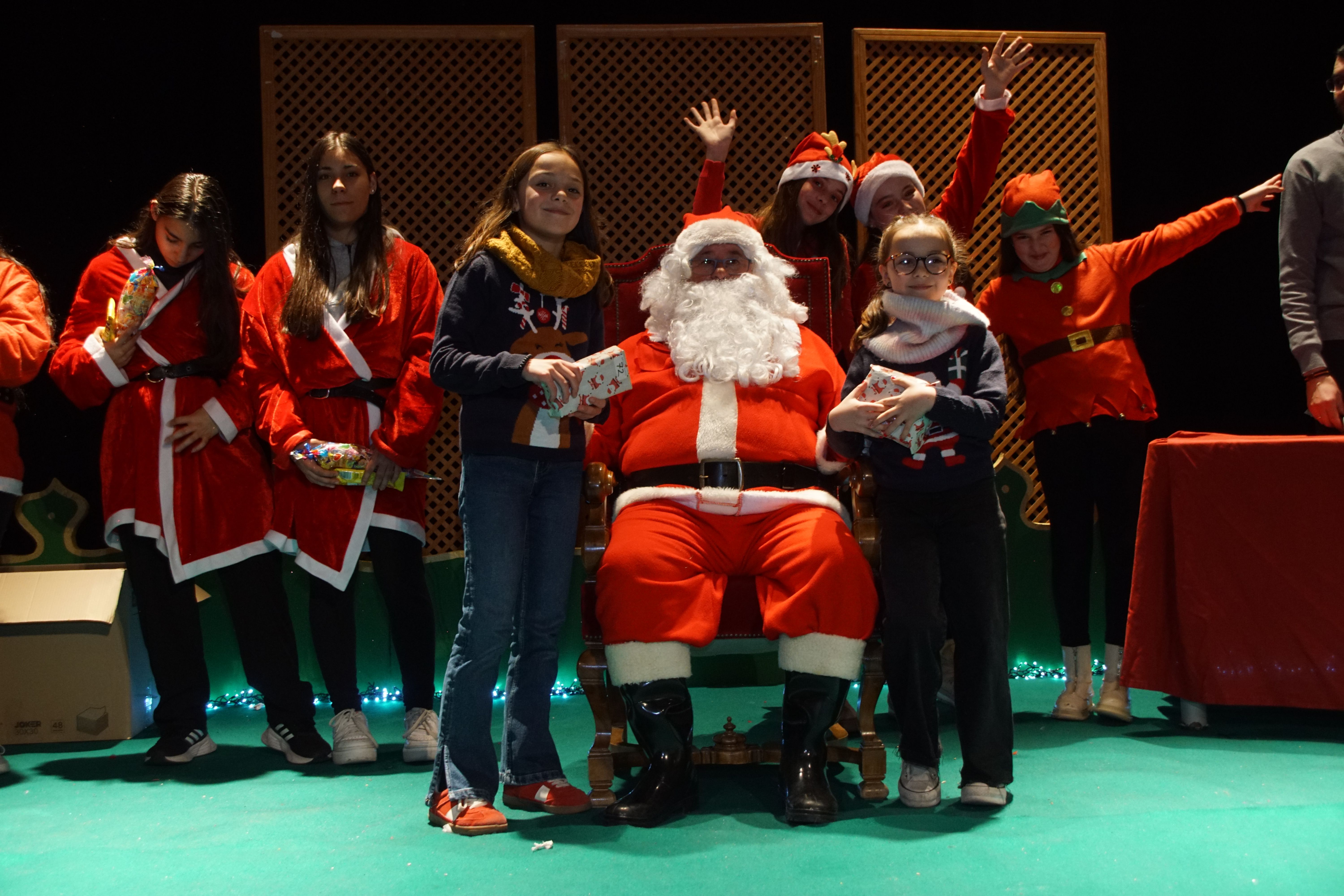 Los pequeños de Alba de Tormes reciben los regalos de Papá Noel   Foto Juanes (4)