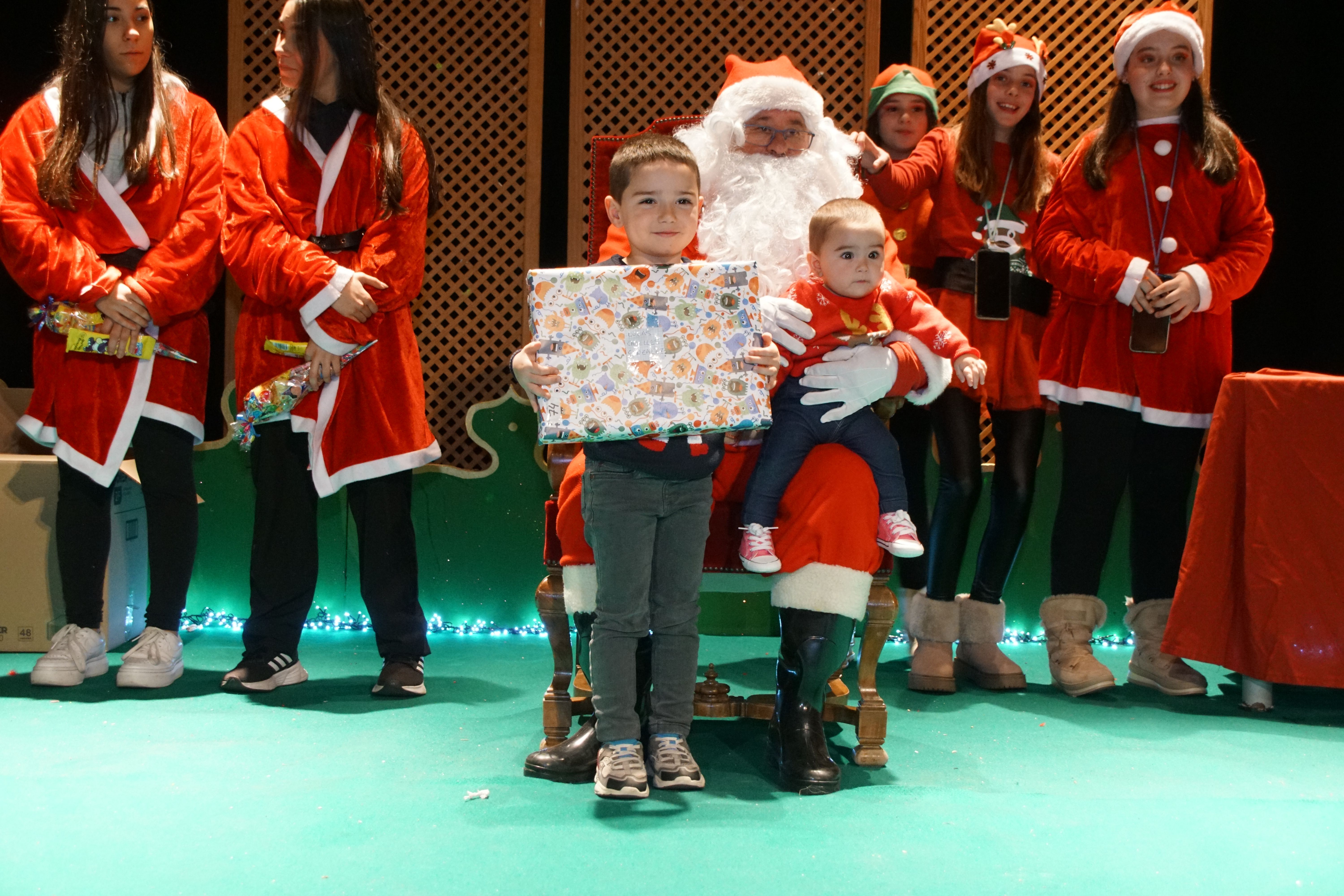 Los pequeños de Alba de Tormes reciben los regalos de Papá Noel   Foto Juanes (5)