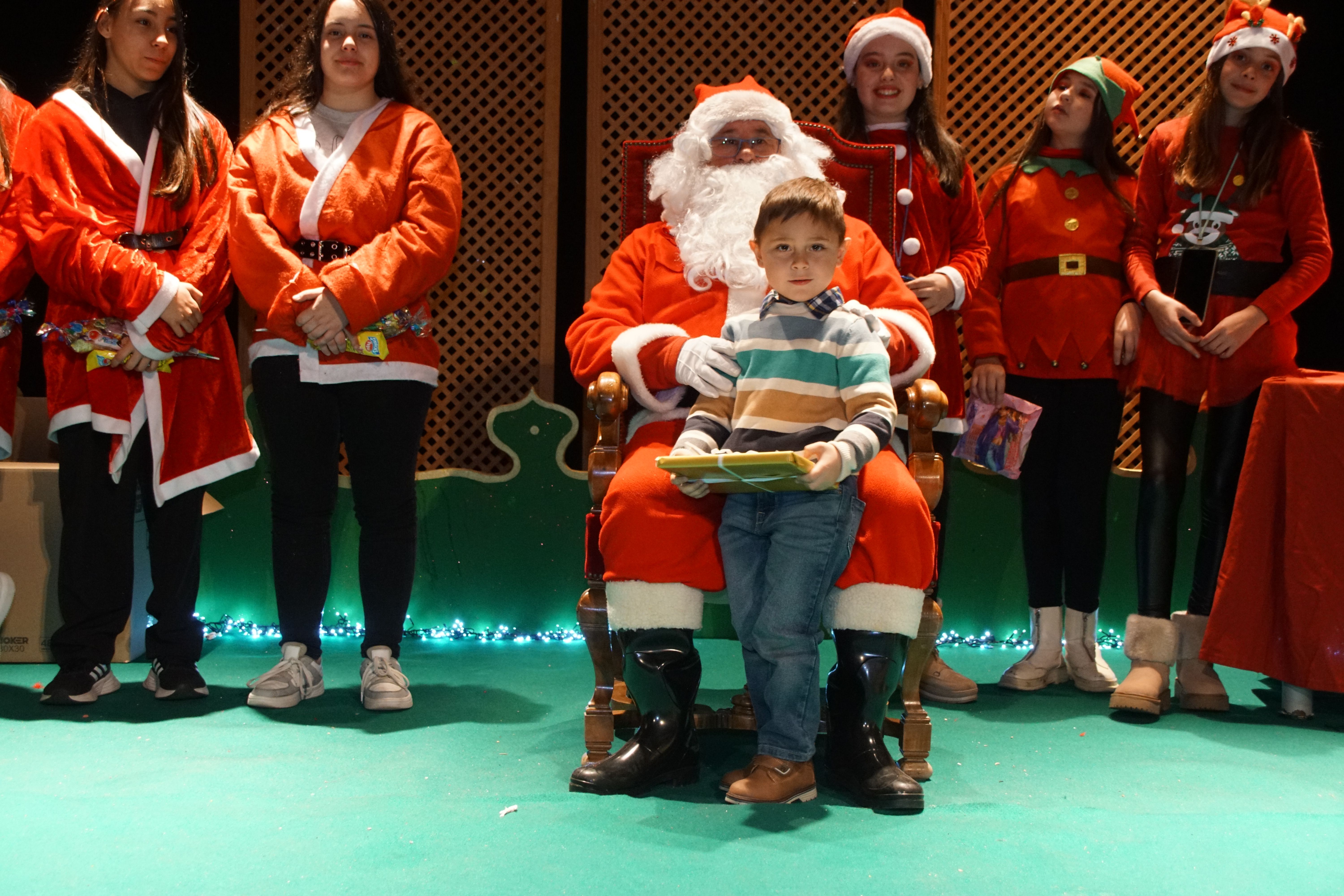 Los pequeños de Alba de Tormes reciben los regalos de Papá Noel   Foto Juanes (6)