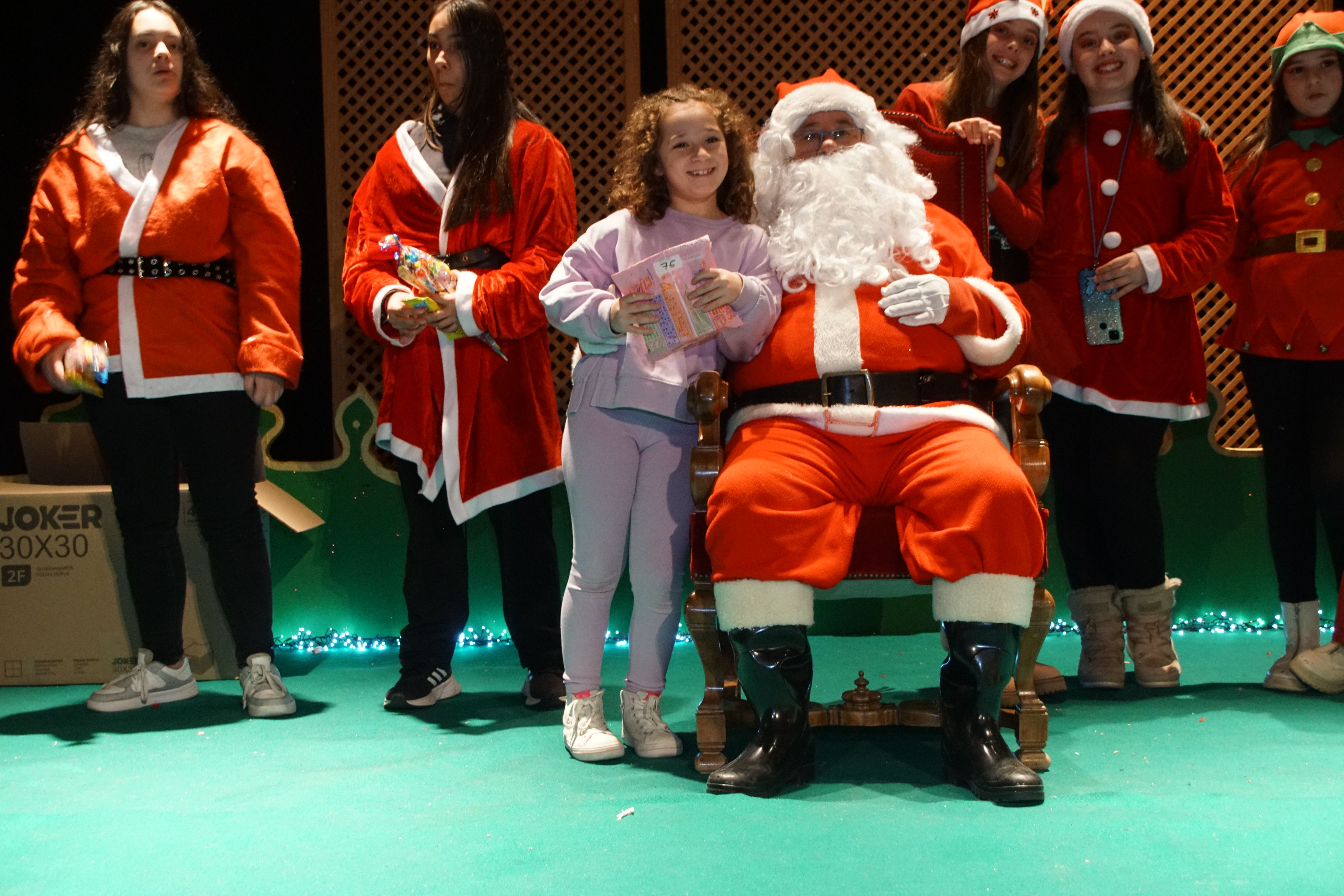 Los pequeños de Alba de Tormes reciben los regalos de Papá Noel   Foto Juanes (7)