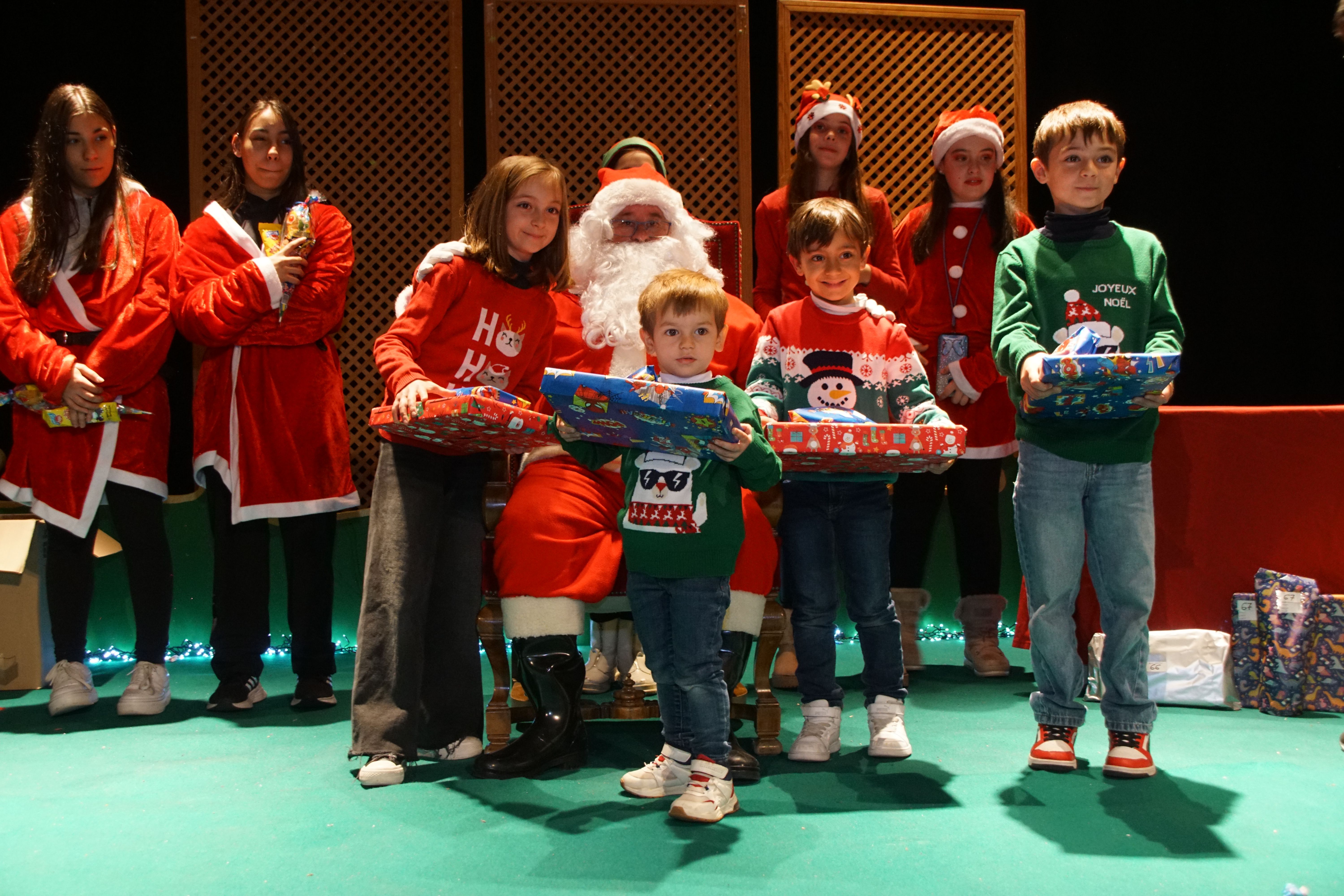 Los pequeños de Alba de Tormes reciben los regalos de Papá Noel   Foto Juanes (8)