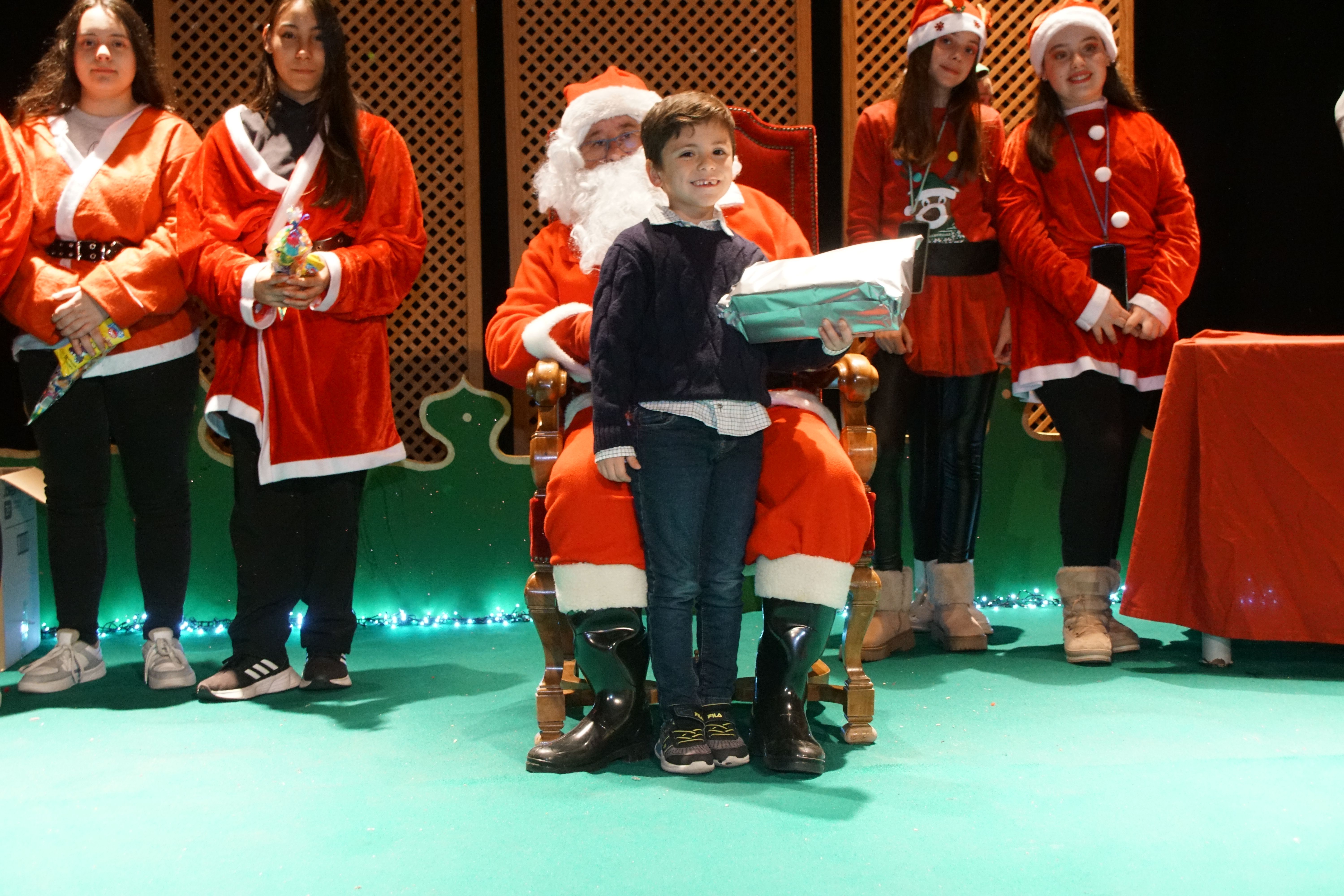 Los pequeños de Alba de Tormes reciben los regalos de Papá Noel   Foto Juanes (9)