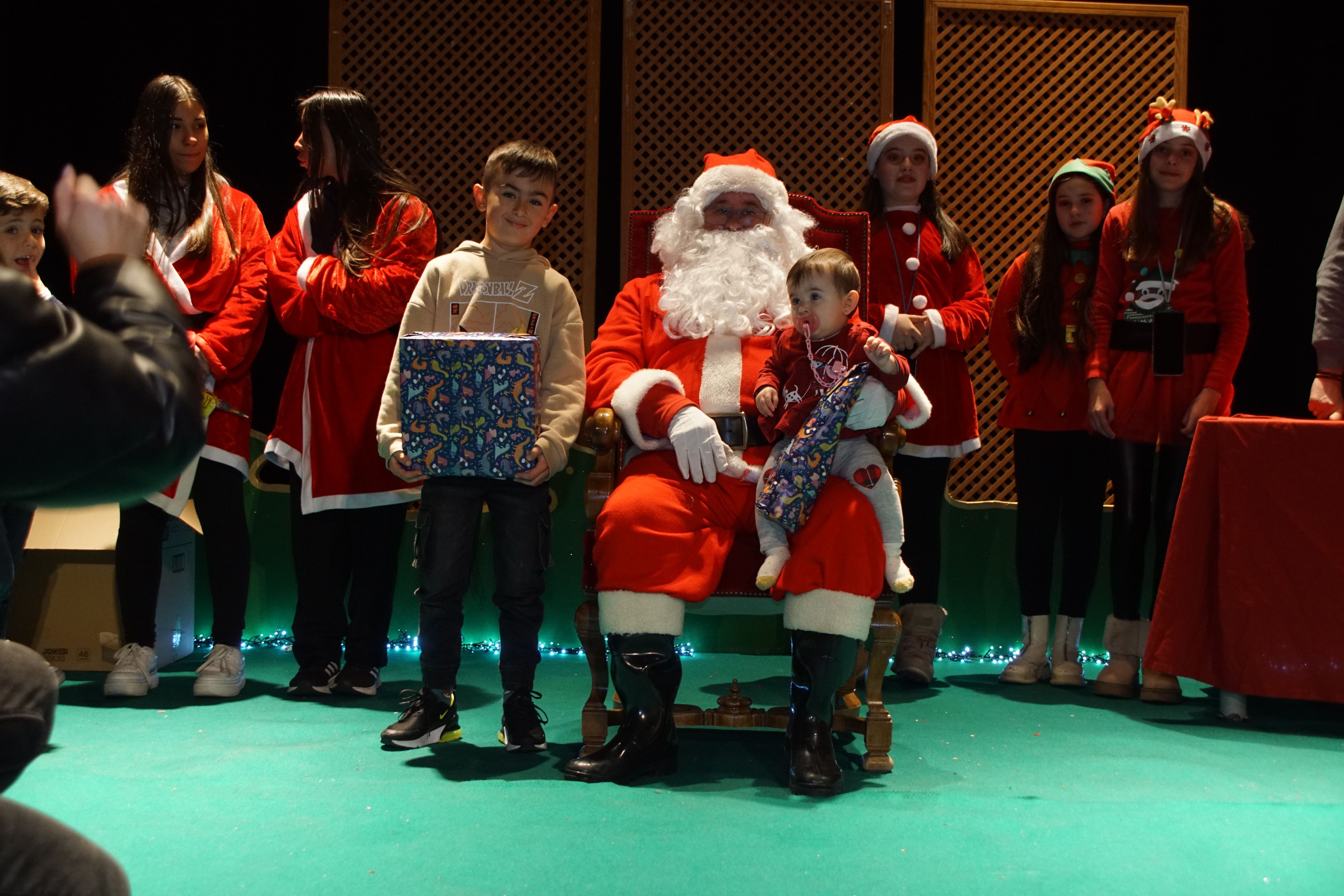 Los pequeños de Alba de Tormes reciben los regalos de Papá Noel   Foto Juanes (10)